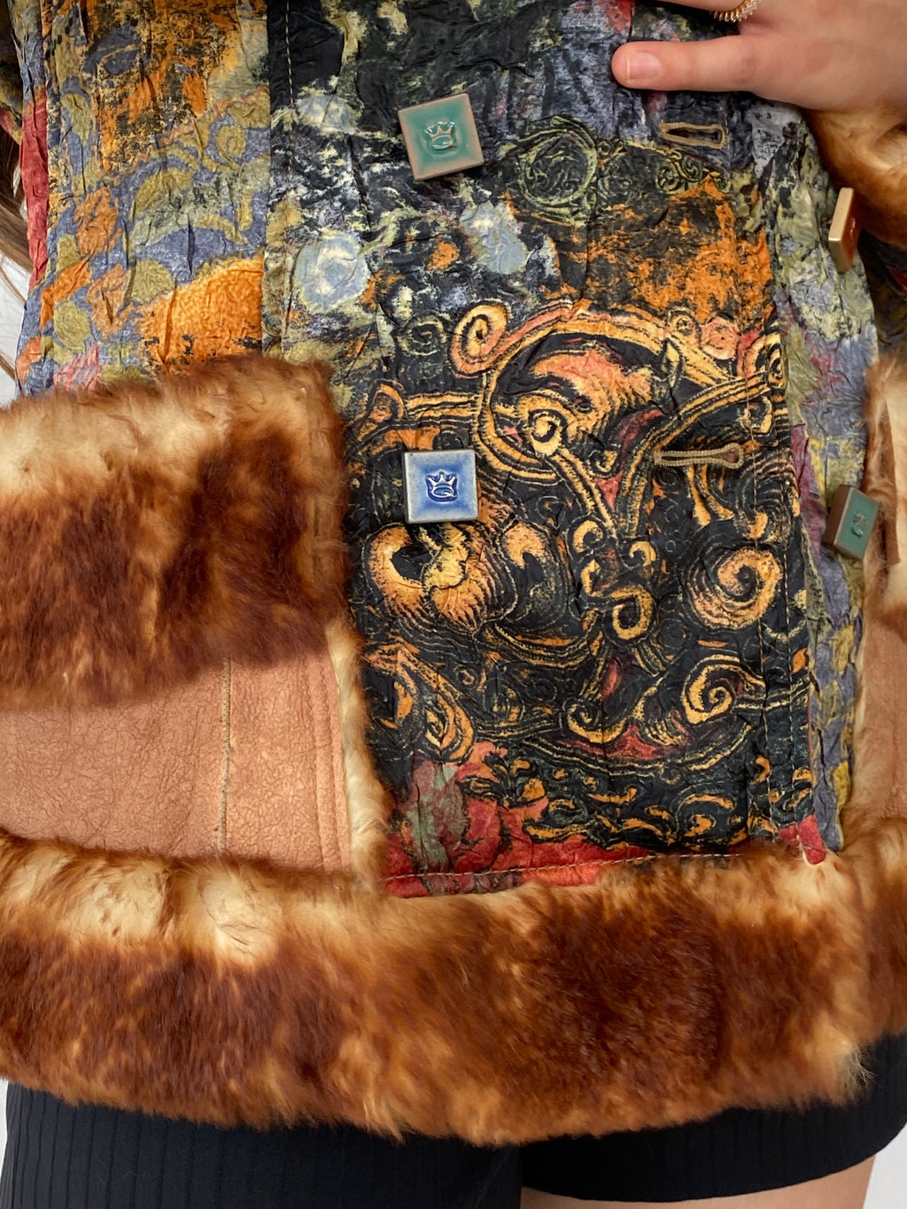 جاكيت بوهو مطبوع عليه عبارة "أنقذوا الملكة" من الفرو الصناعي - مقاس متوسط