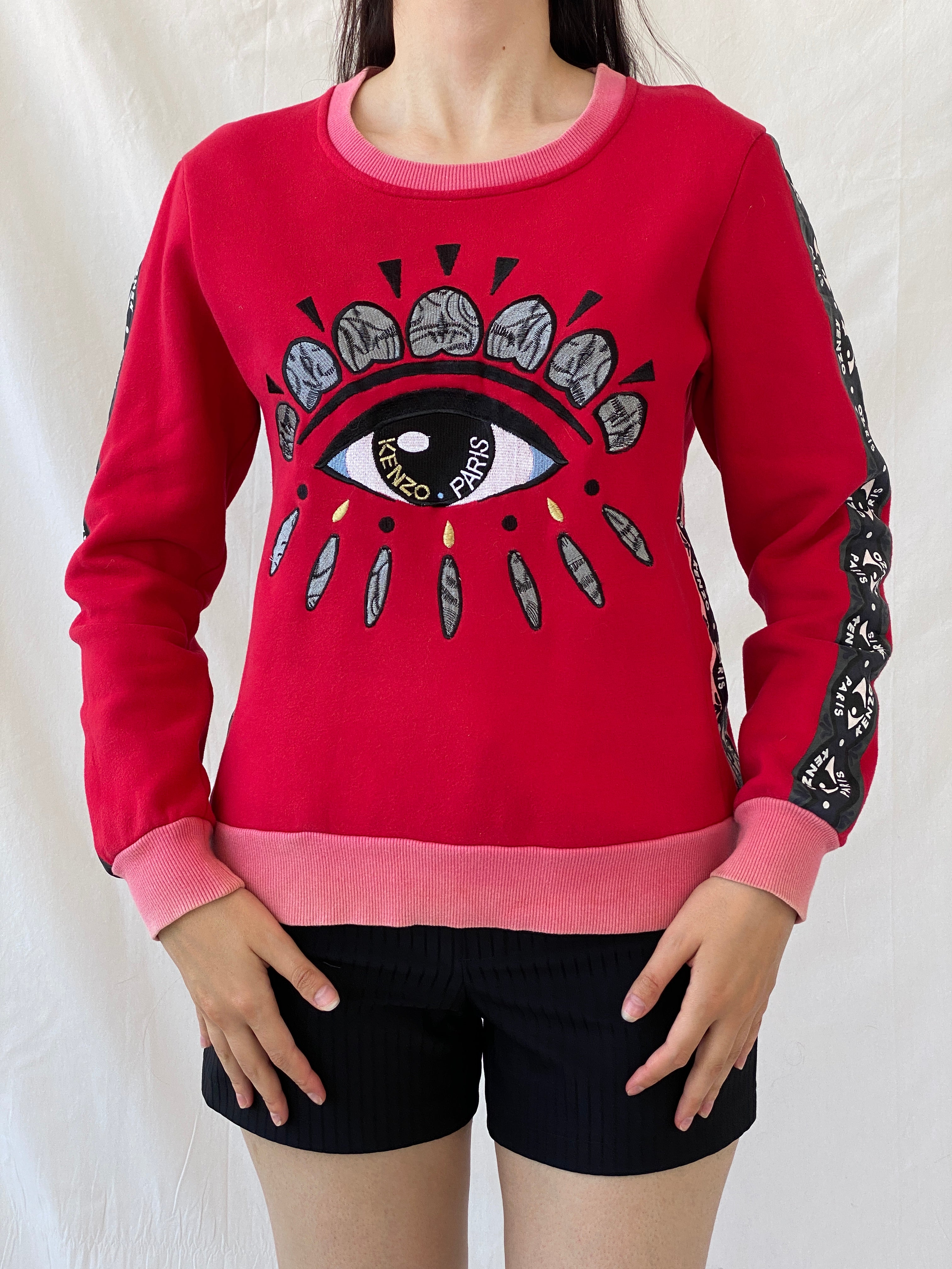 سترة كينزو باريس الحمراء من الصوف بطبعة عين، بياقة دائرية، قطن، مقاس صغير