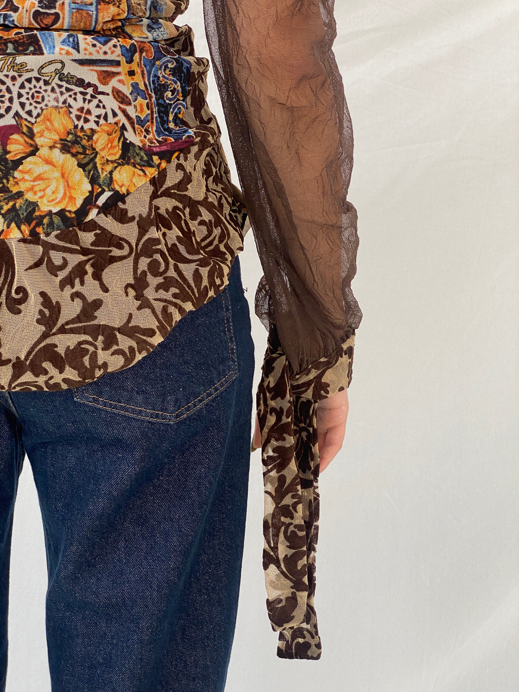 بلوزة "أنقذوا الملكة" بنية اللون بأكمام طويلة شفافة غير متماثلة - مقاس متوسط