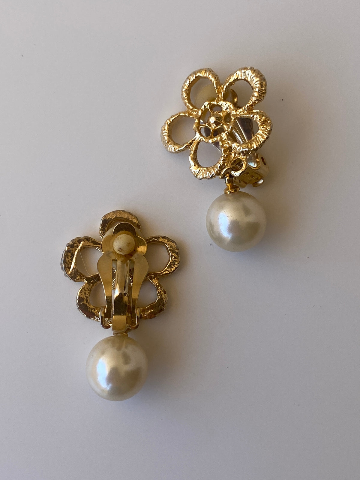 Vintage Gold Tone Floral Faux Pearl Drop Clip-On Earrings Romantic Statement Jewelry Vintage Gold Tone Floral Faux Pearl Drop Clip-On Earrings Romantic Statement Jewelry