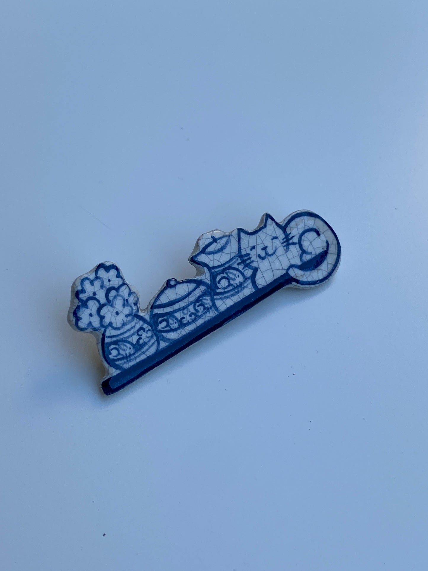 Vintage Hand-Painted Delft Style Cat & Floral Shelf Ceramic Brooch – Blue & White Artisan Pin