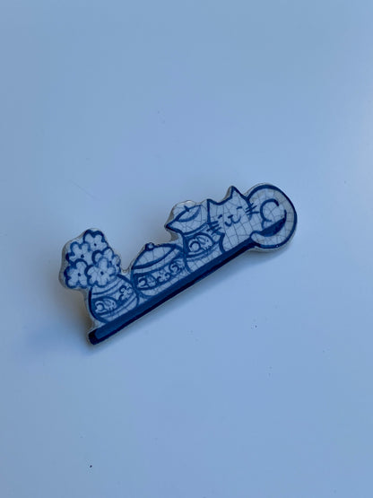 Vintage Hand-Painted Delft Style Cat & Floral Shelf Ceramic Brooch – Blue & White Artisan Pin