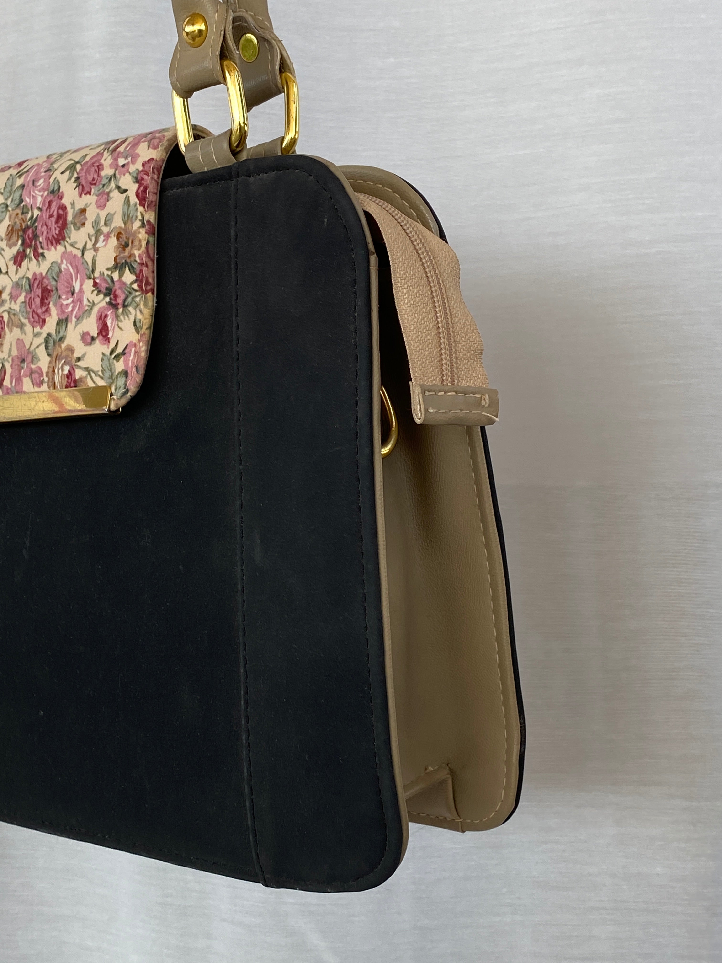 حقيبة يد من القماش الأسود ومقابض جلدية بيج وإغلاق مزهر