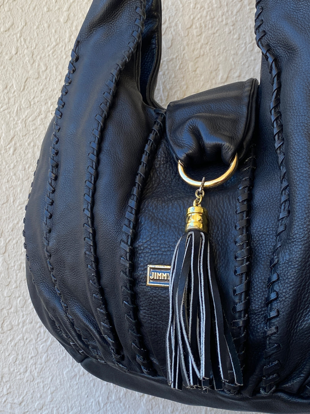 حقيبة كتف جيمي تشو هوبو كبيرة من الجلد المزخرف باللون الأسود