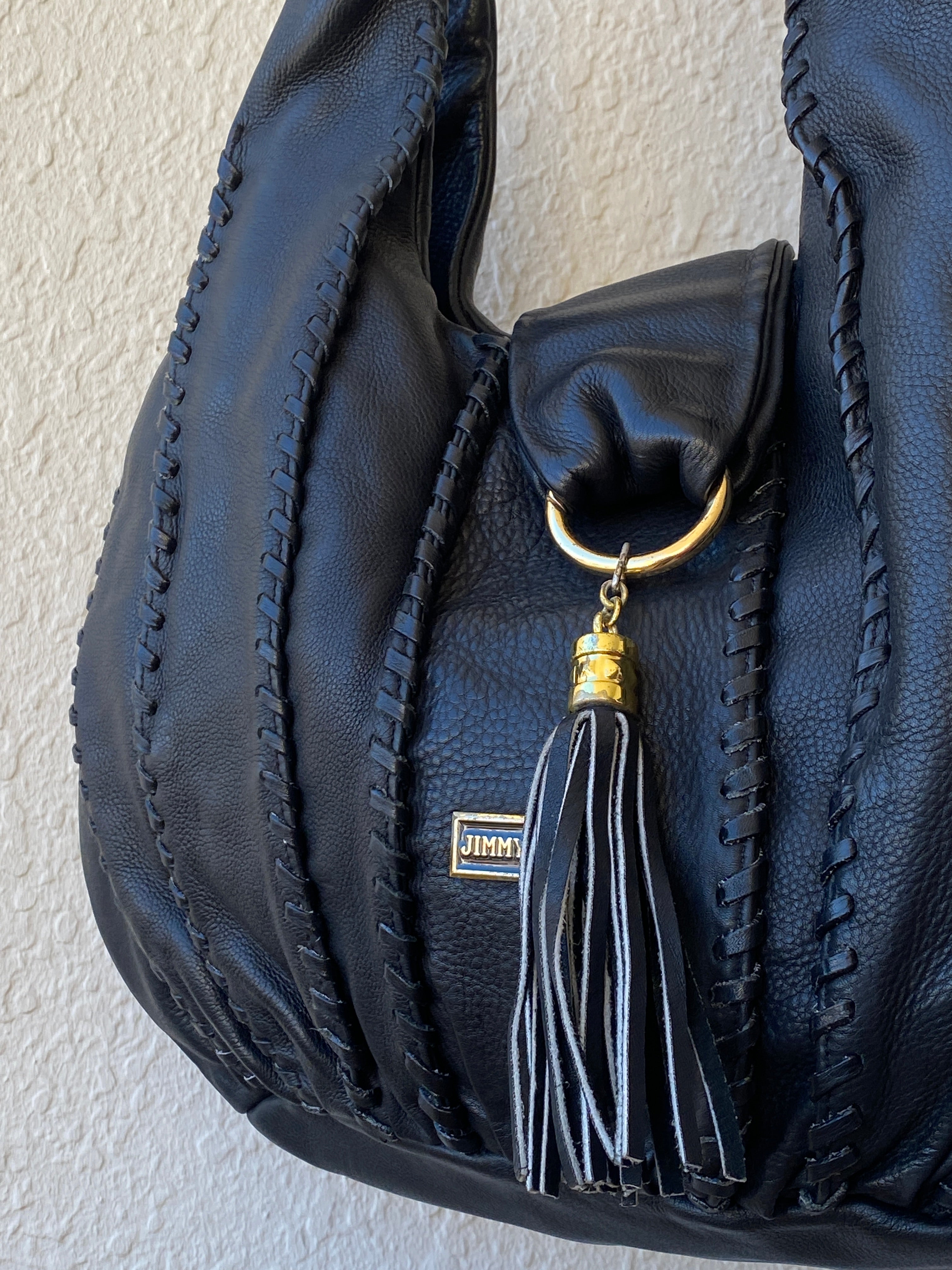 حقيبة كتف جيمي تشو هوبو كبيرة من الجلد المزخرف باللون الأسود