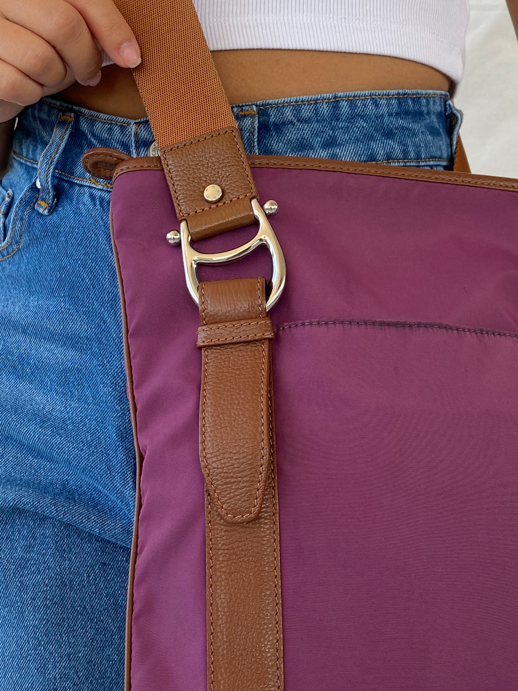 حقيبة أيجنر كروس بودي بنية اللون مع حزام من القماش