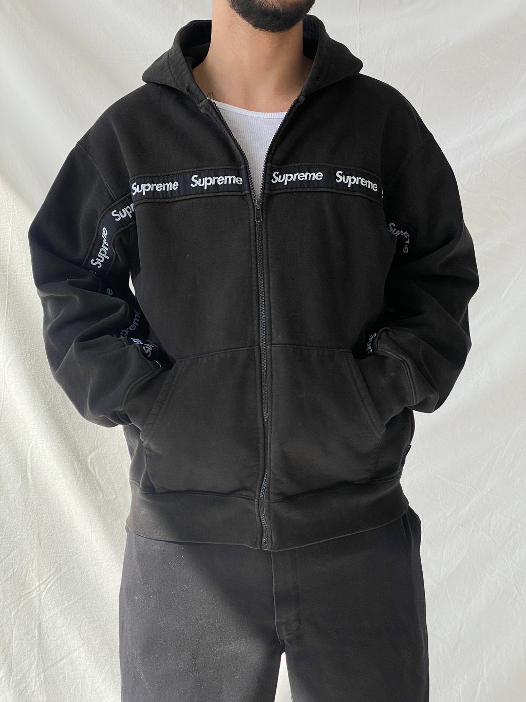 جاكيت رجالي أسود بغطاء رأس وسحاب ونص مخطط من Supreme Text Stripe - مقاس كبير