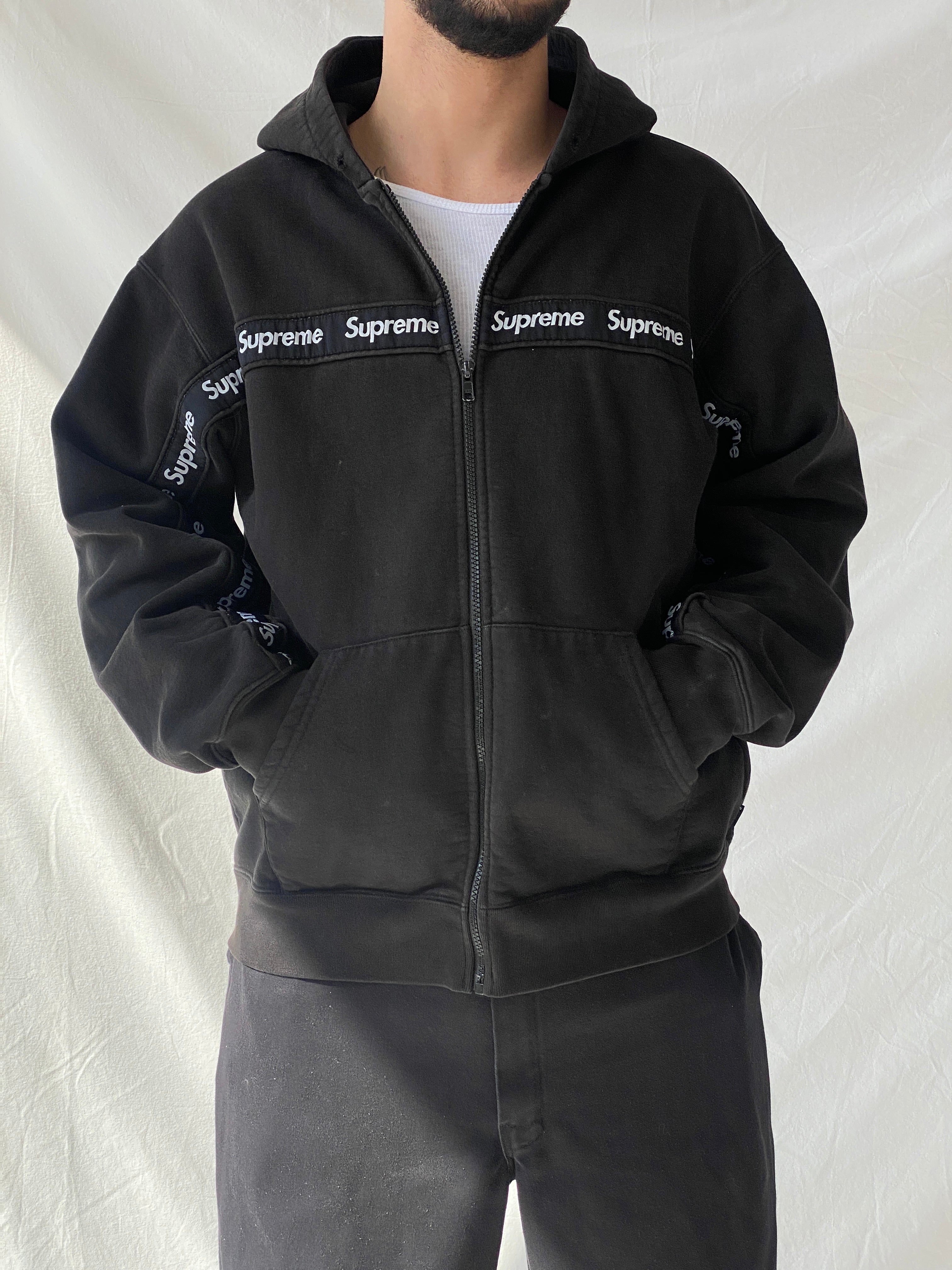 جاكيت رجالي أسود بغطاء رأس وسحاب ونص مخطط من Supreme Text Stripe - مقاس كبير