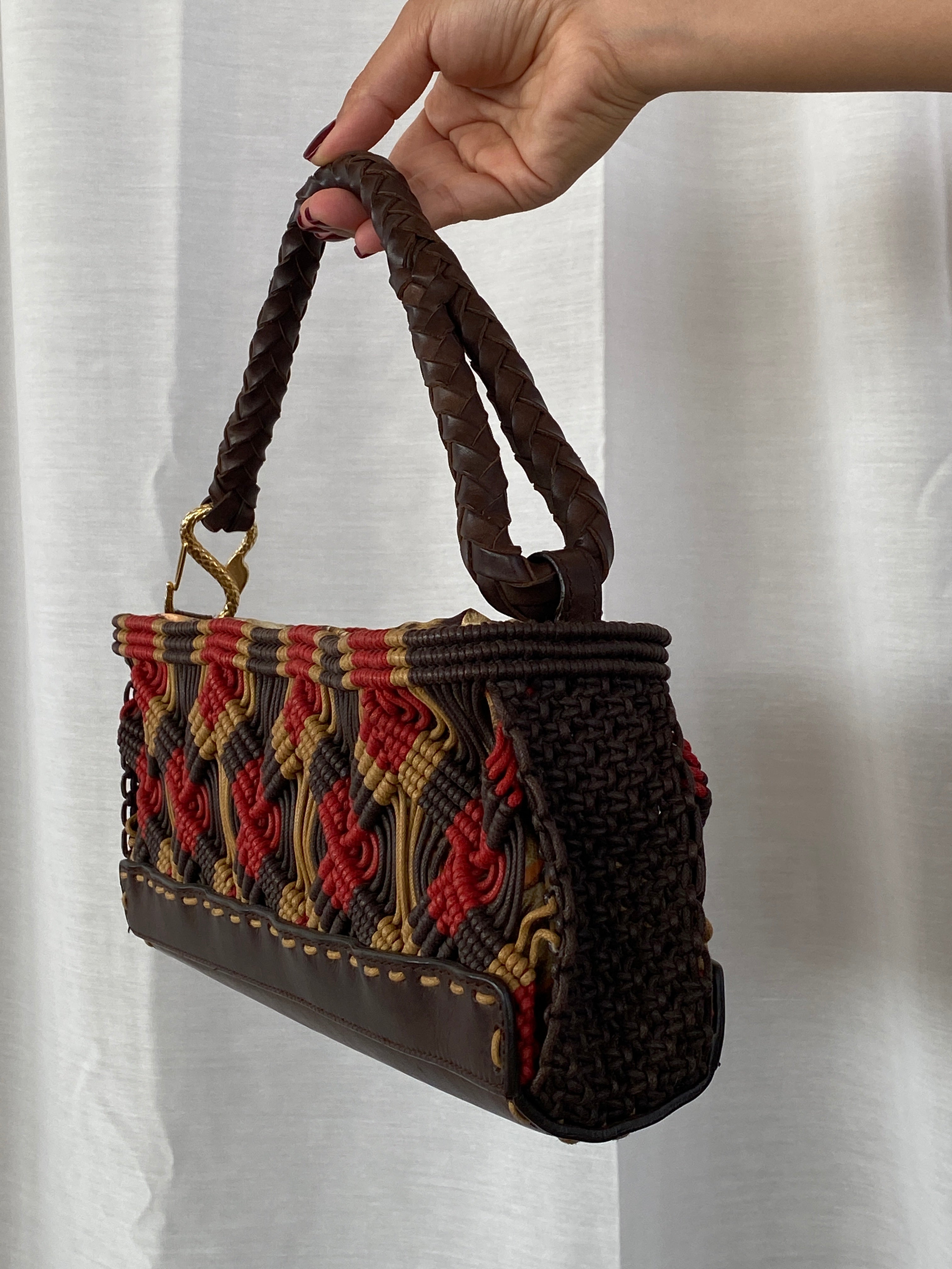 حقيبة روبرتو كافالي من الحبل المكرمية مع بطانة من جلد النمر من أوائل العقد الأول من القرن الحادي والعشرين