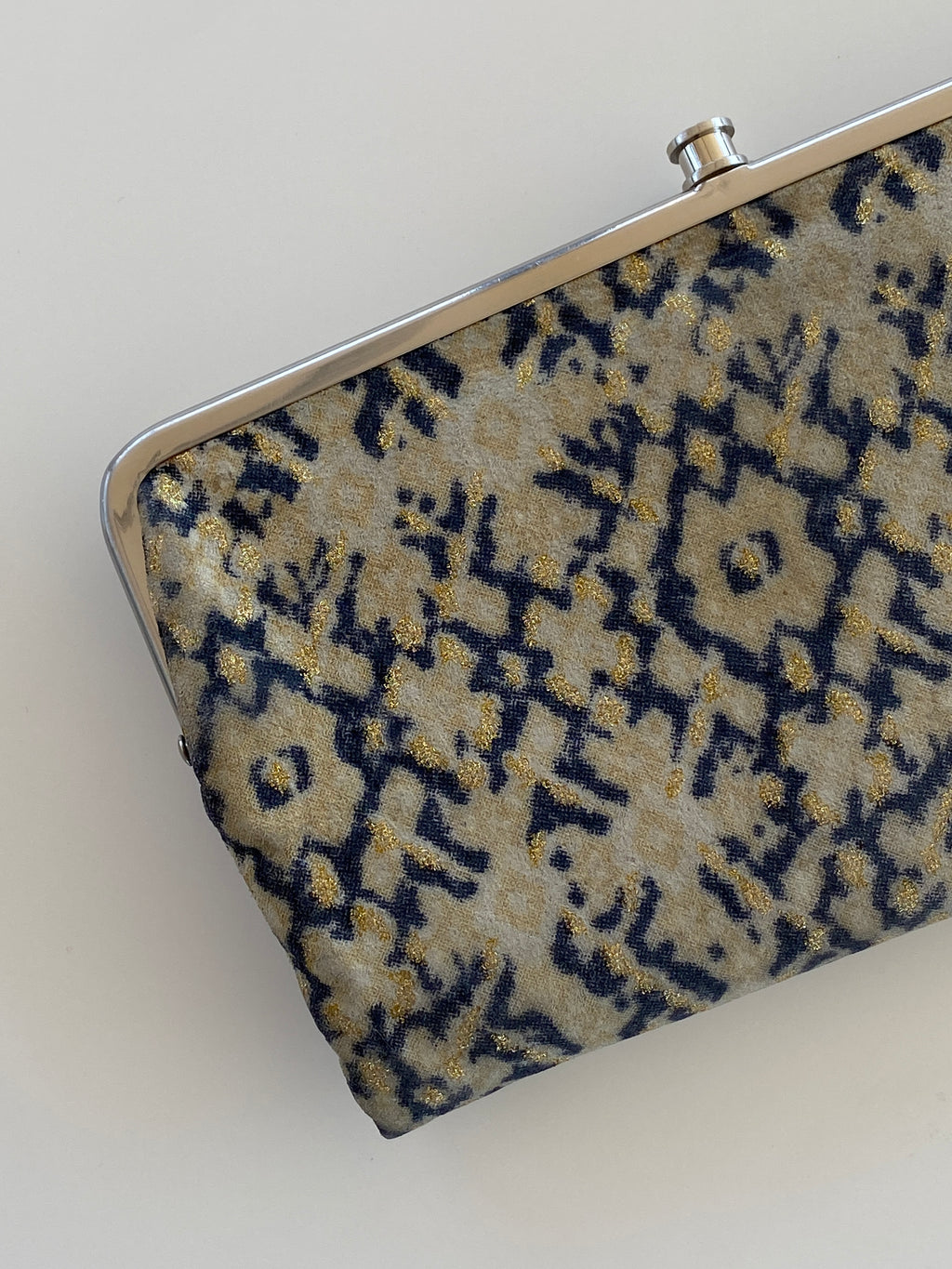 محفظة هوبو كلاتش من الجلد الطبيعي باللون الأزرق والبني