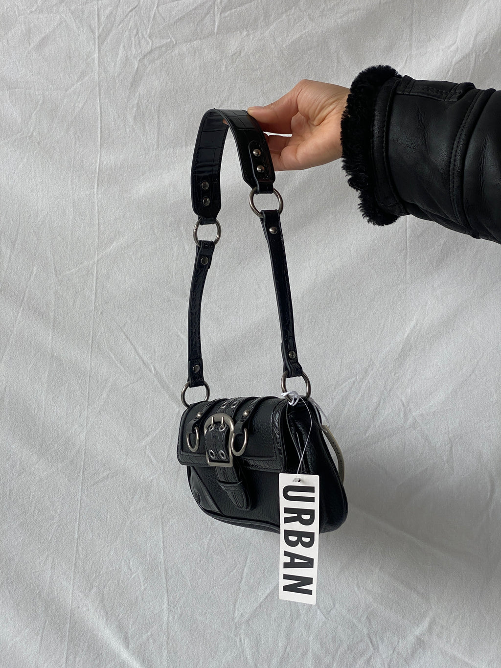 حقيبة كتف UO Jade Baguette سوداء من NWT Urban Outfitters