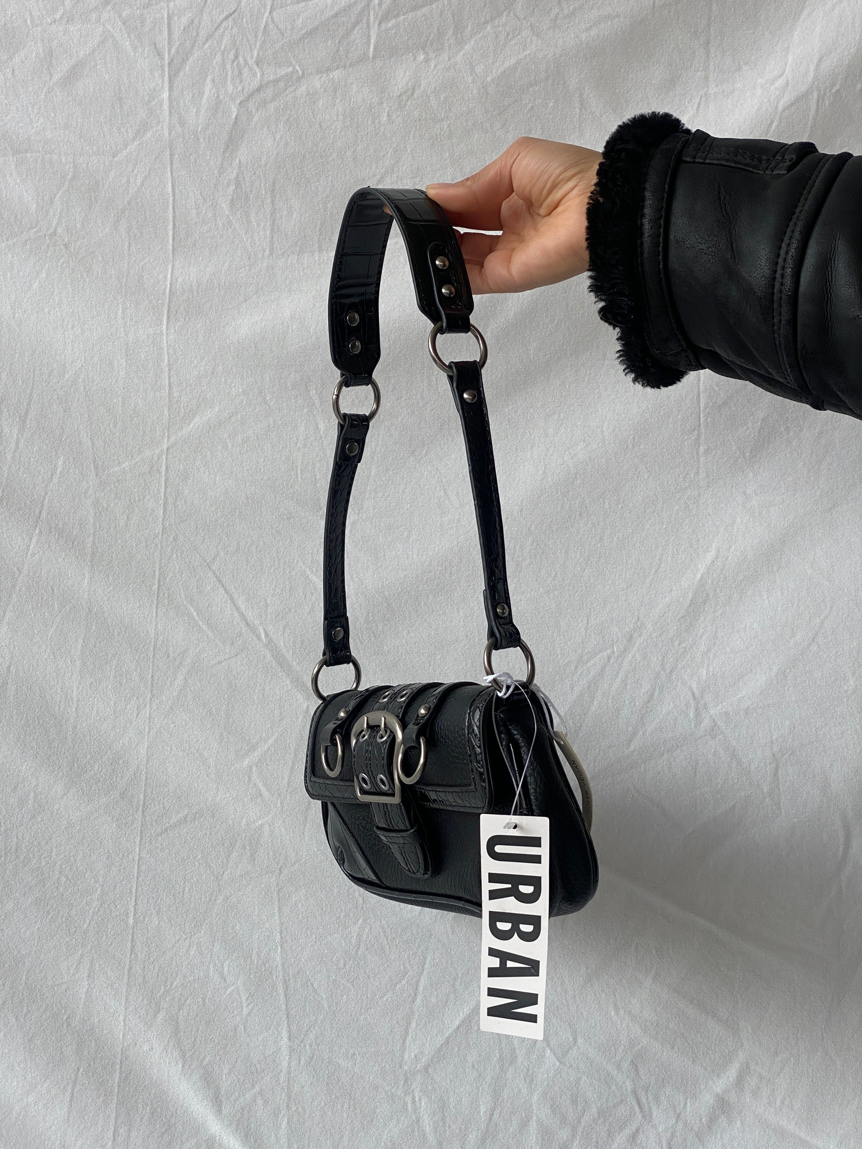 حقيبة كتف UO Jade Baguette سوداء من NWT Urban Outfitters