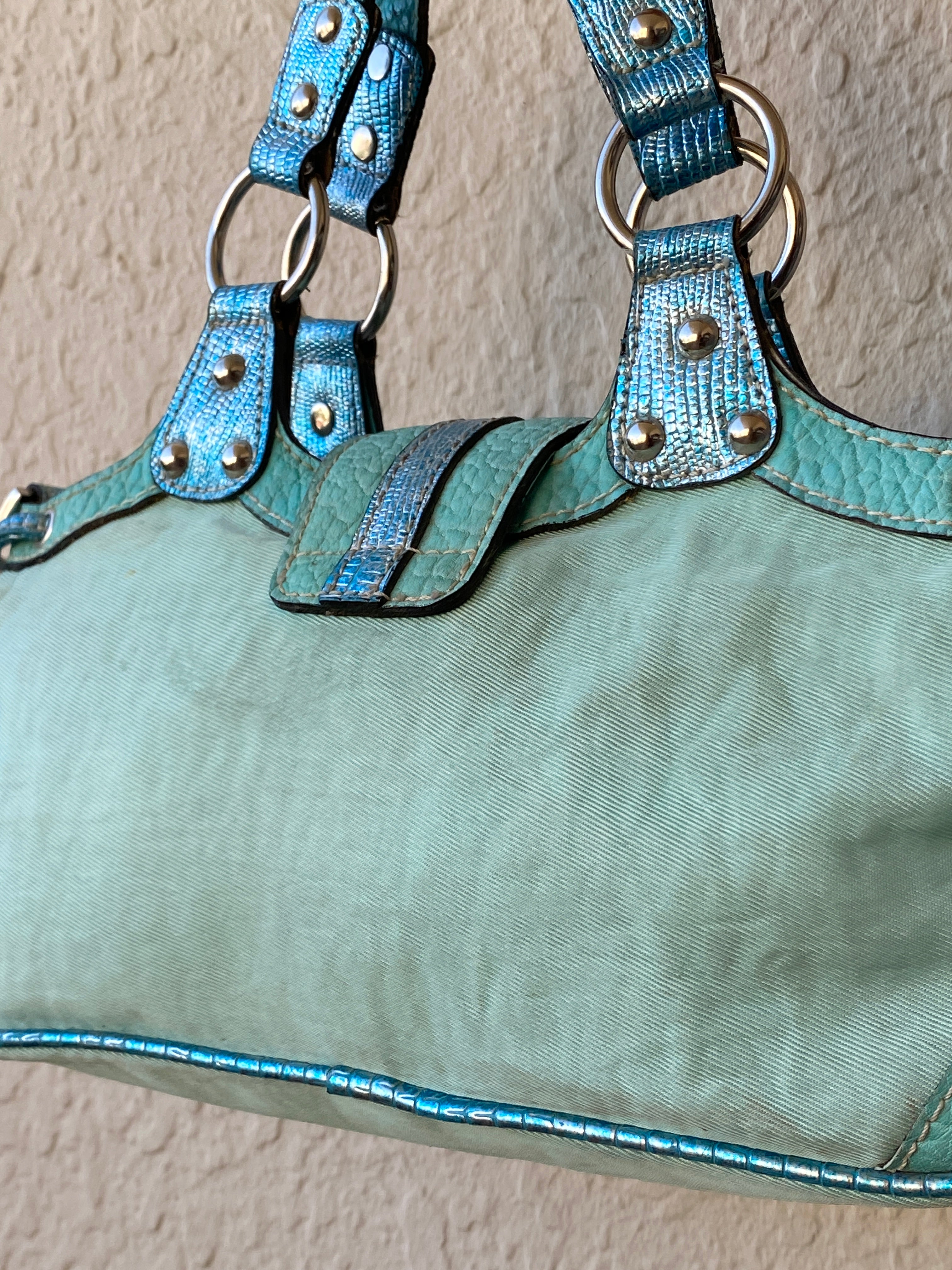 حقيبة ساتشيل فيروزية عتيقة من Guess Y2K مع شعار G وأجزاء معدنية وحواف مرصعة بالمسامير