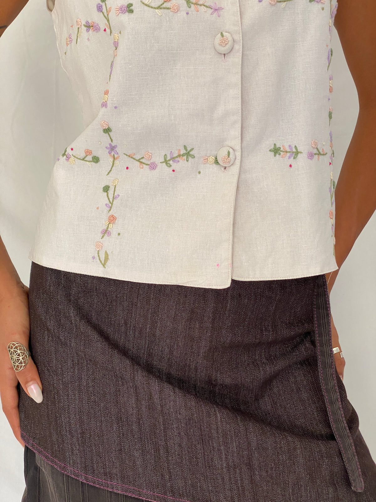 Vintage 90s Eagle’s Eye Ivory Linen Cotton Floral Embroidered Vest – S Vintage 90s Eagle’s Eye Ivory Linen Cotton Floral Embroidered Vest – S