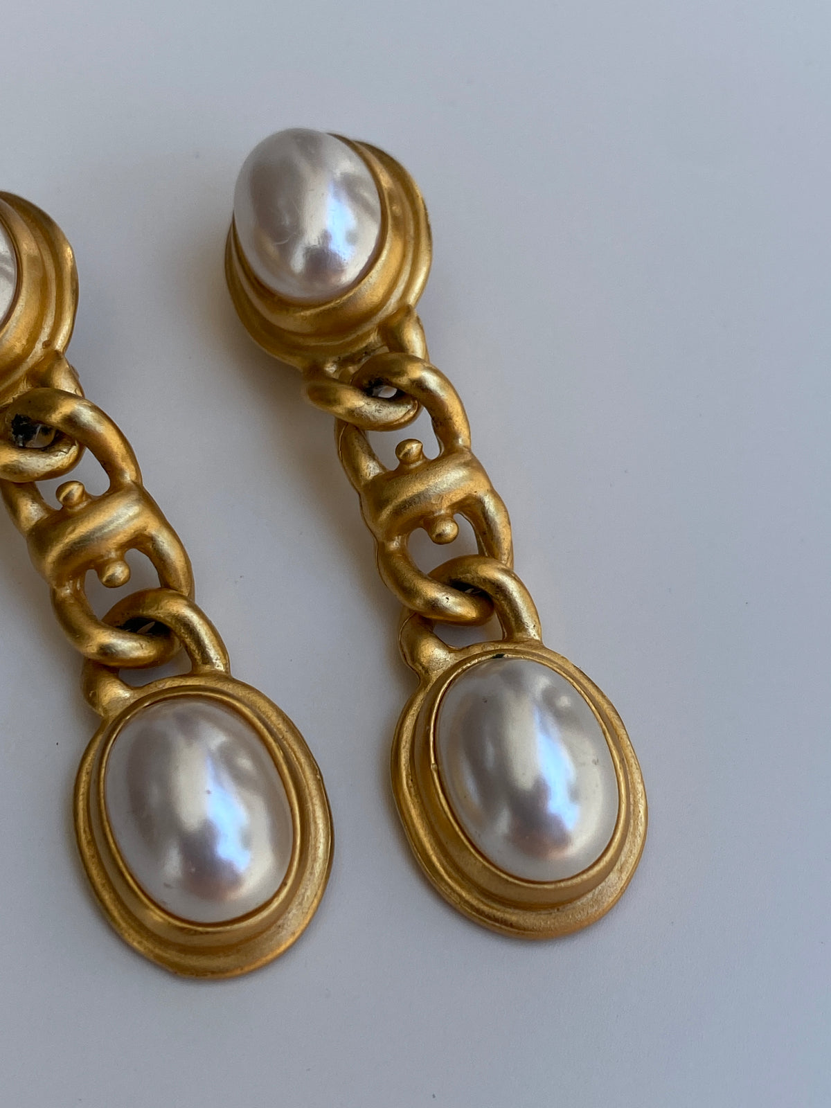 Vintage 1980s C Signed Gold-Tone Faux Pearl Chain Link Clip-On Drop Earrings Vintage 1980s C Signed Gold-Tone Faux Pearl Chain Link Clip-On Drop Earrings