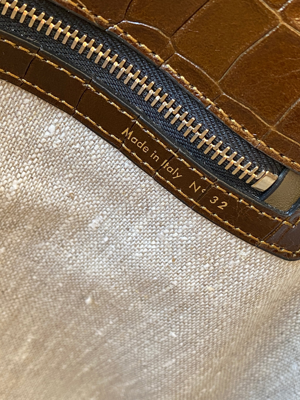 حقيبة فيكتوريا بيكهام كبيرة من الجلد باللون البني الشوكولاتي للنساء بتأثير جلد التمساح