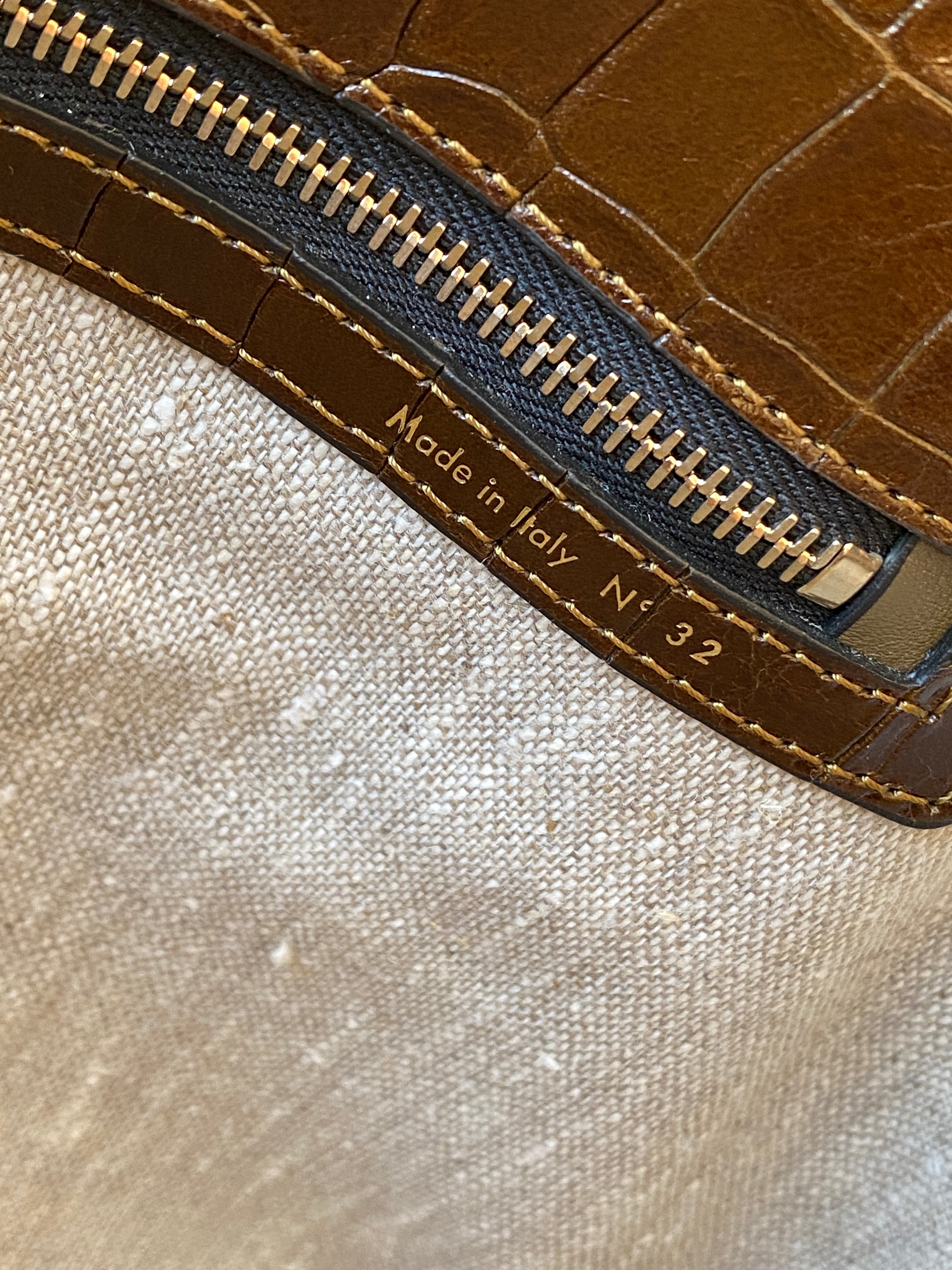 حقيبة فيكتوريا بيكهام كبيرة من الجلد باللون البني الشوكولاتي للنساء بتأثير جلد التمساح