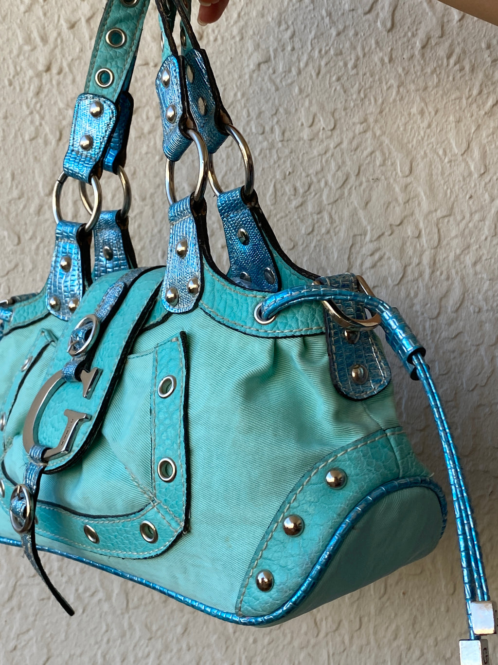 حقيبة ساتشيل فيروزية عتيقة من Guess Y2K مع شعار G وأجزاء معدنية وحواف مرصعة بالمسامير