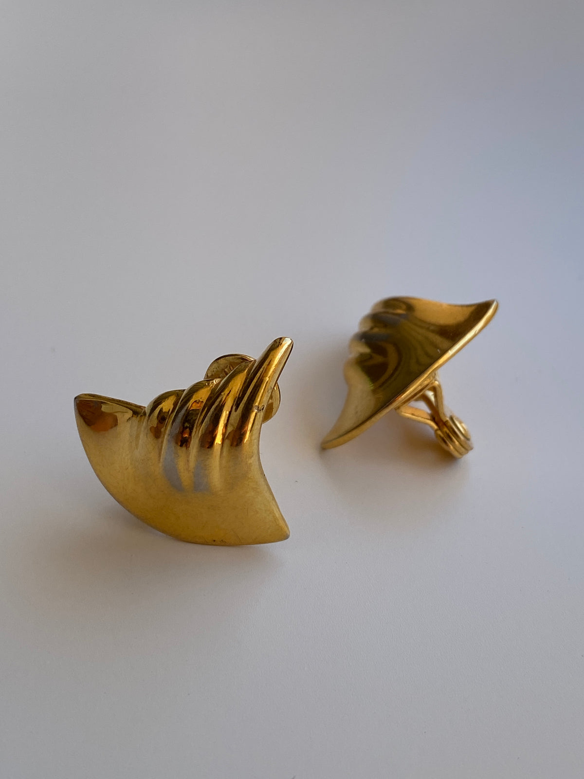 Vintage Monet Gold-Tone Sculptural Clip-On Earrings Vintage Monet Gold-Tone Sculptural Clip-On Earrings