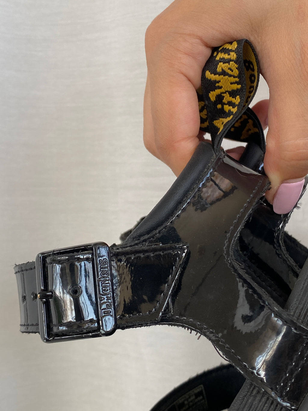 صندل Dr. Martens Blaire الأسود ذو النعل السميك المصنوع من الجلد اللامع - مقاس EU 37