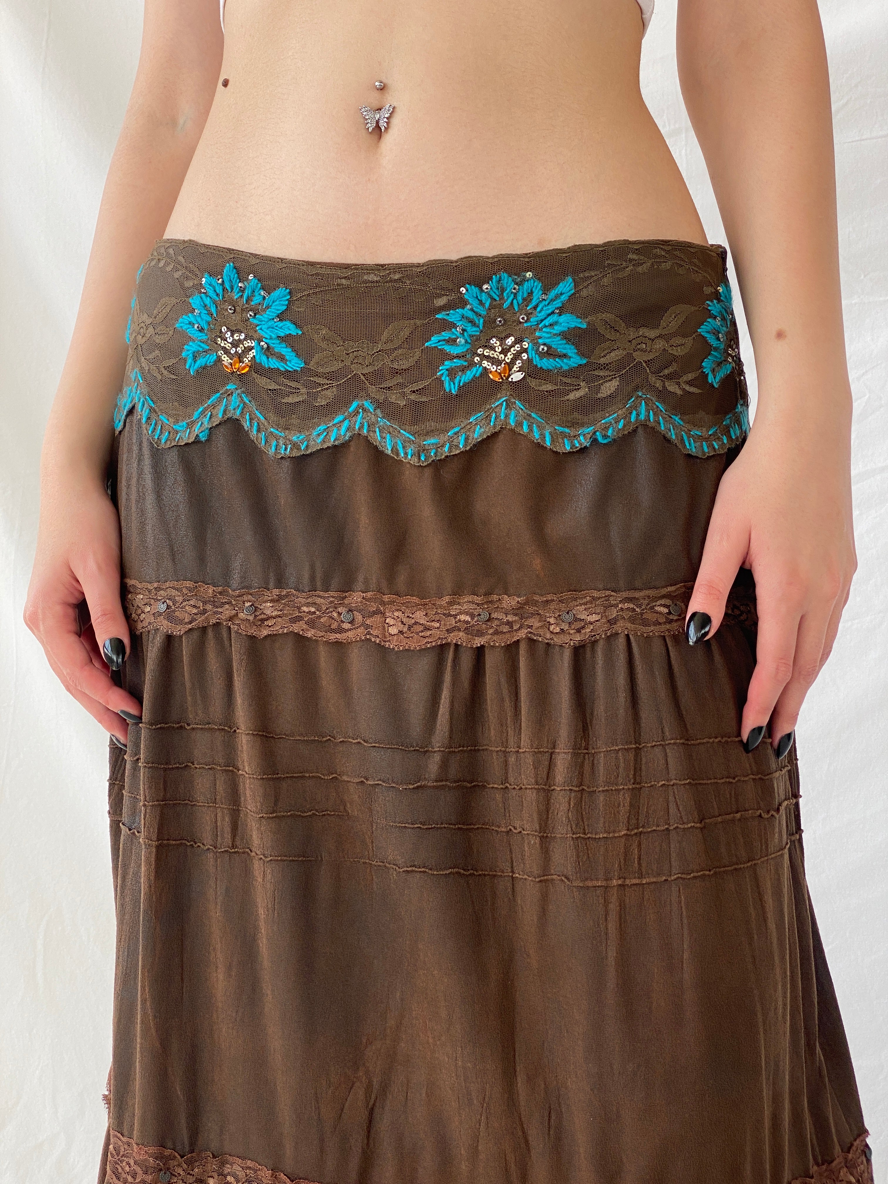 تنورة بنية من Vintage Whimsygoth بطبقات من الدانتيل الغجري مع تطريز زهري أزرق - مقاس XL