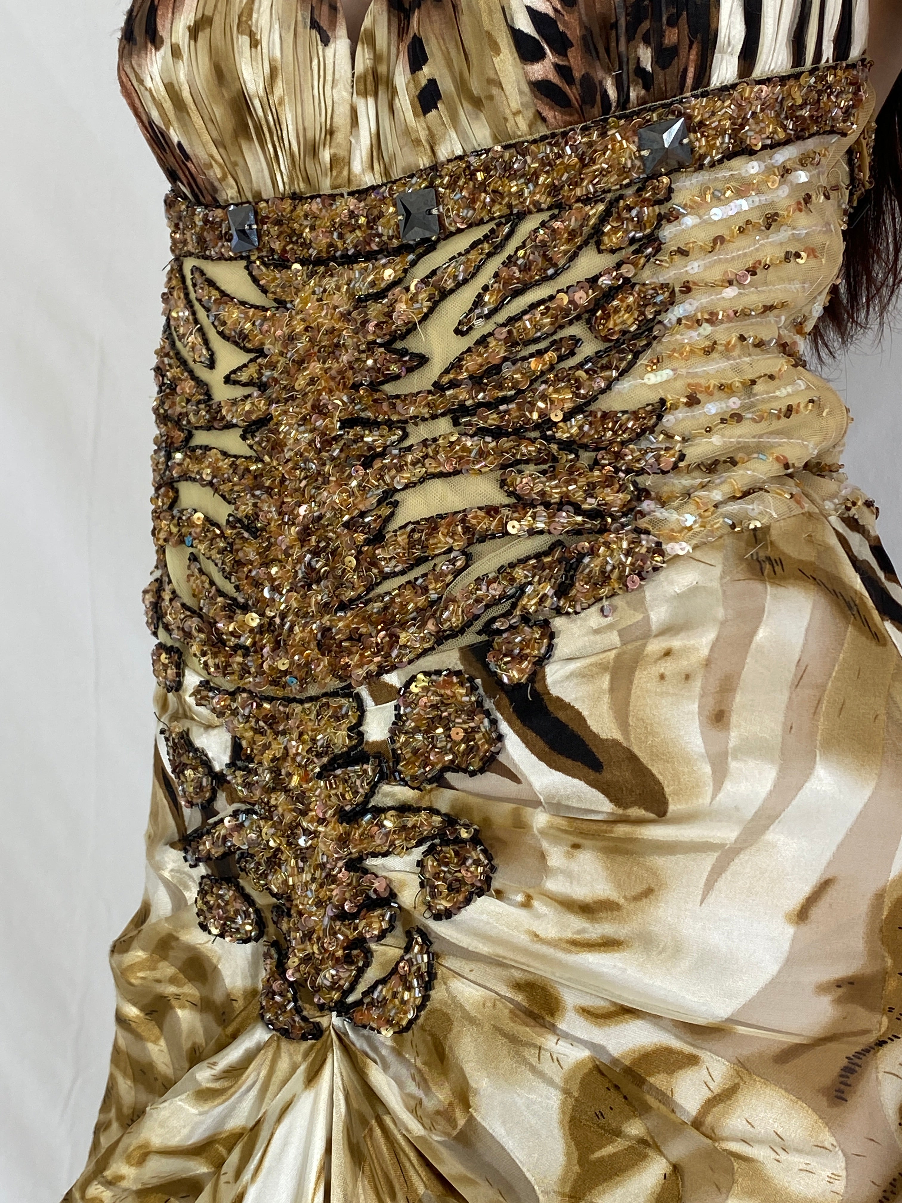 فستان سهرة هالتر مطبوع عليه حيوانات من مجموعة الرجاء كوتور Y2K، مزين بالخرز، على طراز روبرتو كافالي - مقاس صغير