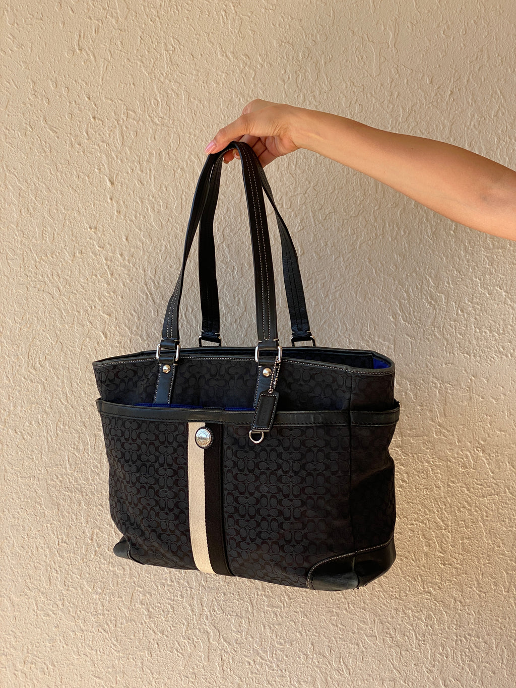 حقيبة كتف نسائية سوداء اللون من Coach Monogram أصلية