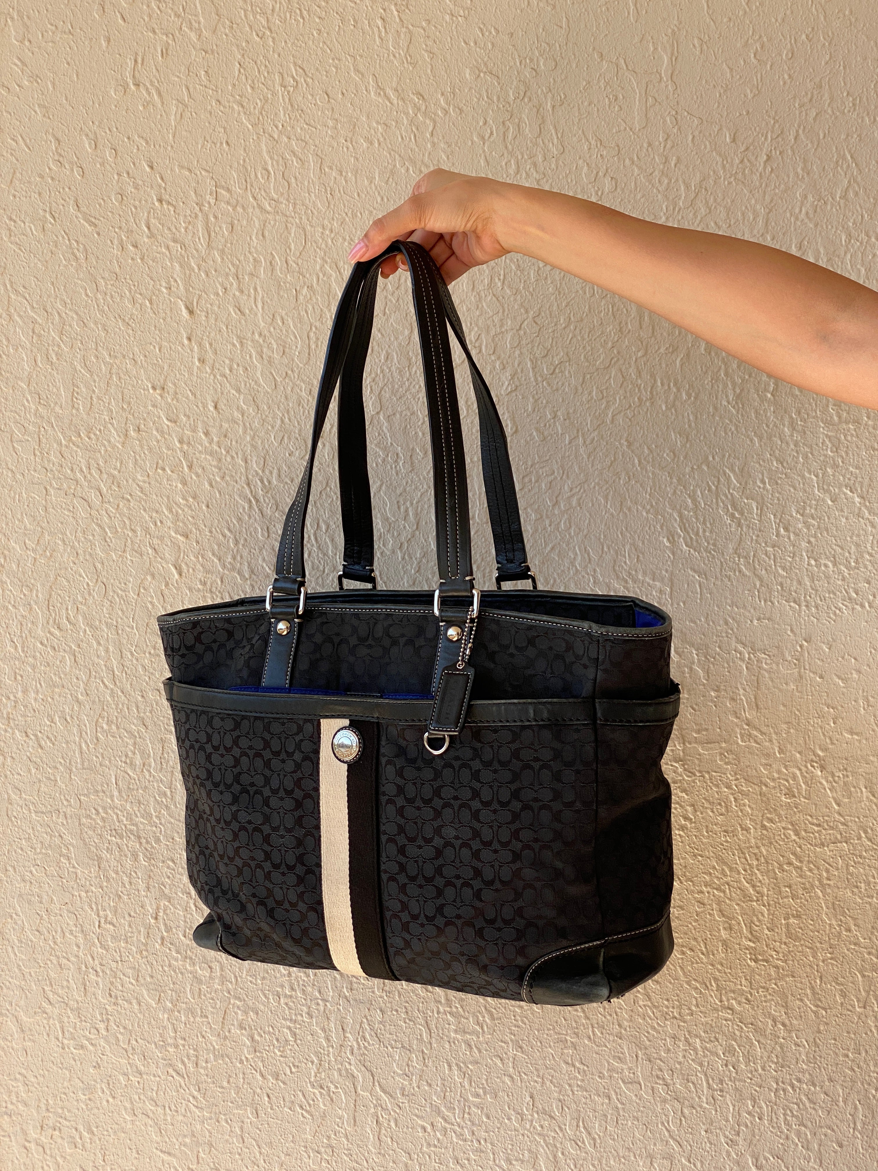 حقيبة كتف نسائية سوداء اللون من Coach Monogram أصلية