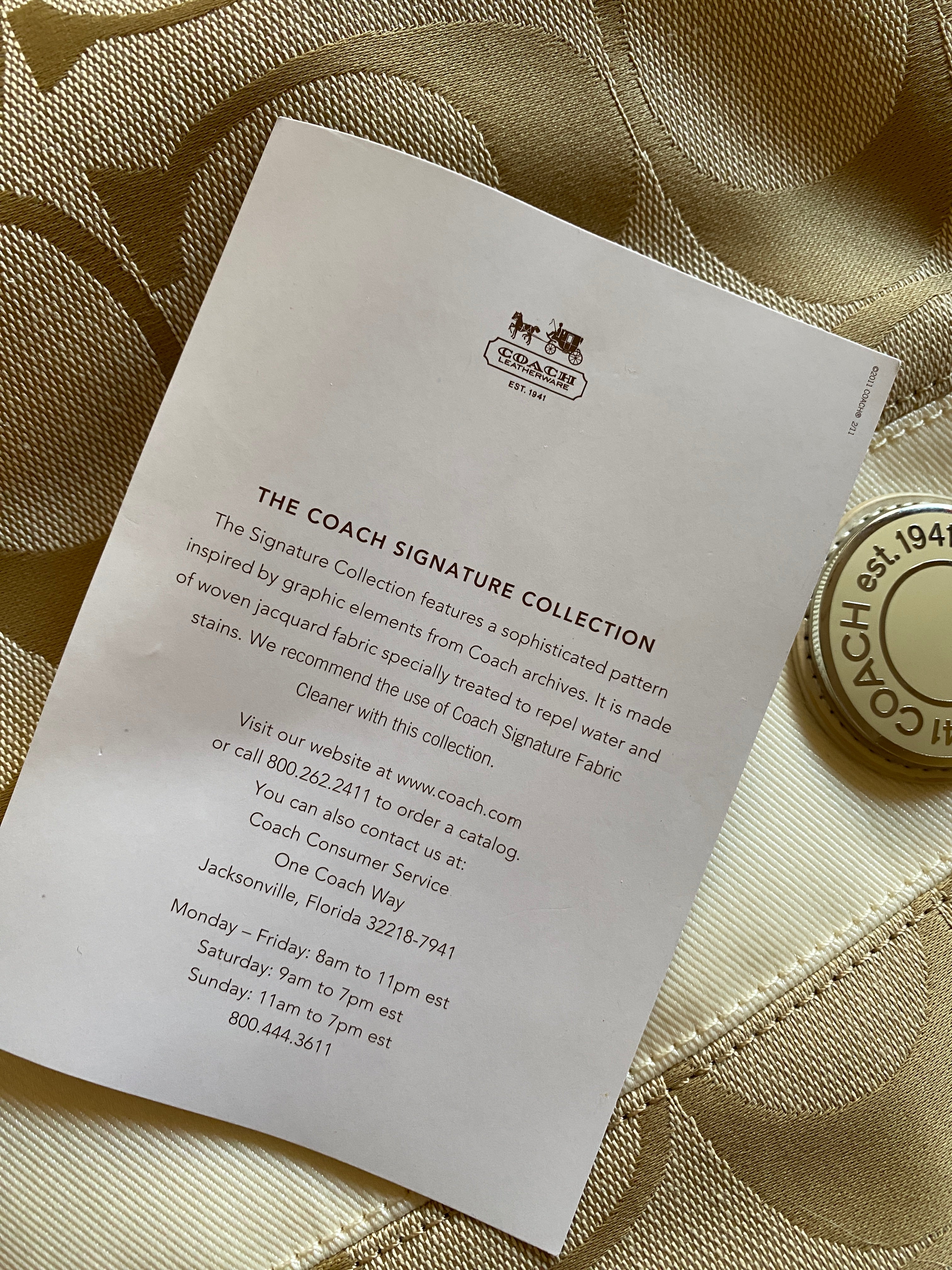 حقيبة كتف Coach Signature C الجديدة كليًا، من قماش الجاكار البيج، بخطوط بيضاء، قابلة للتحويل، F19281