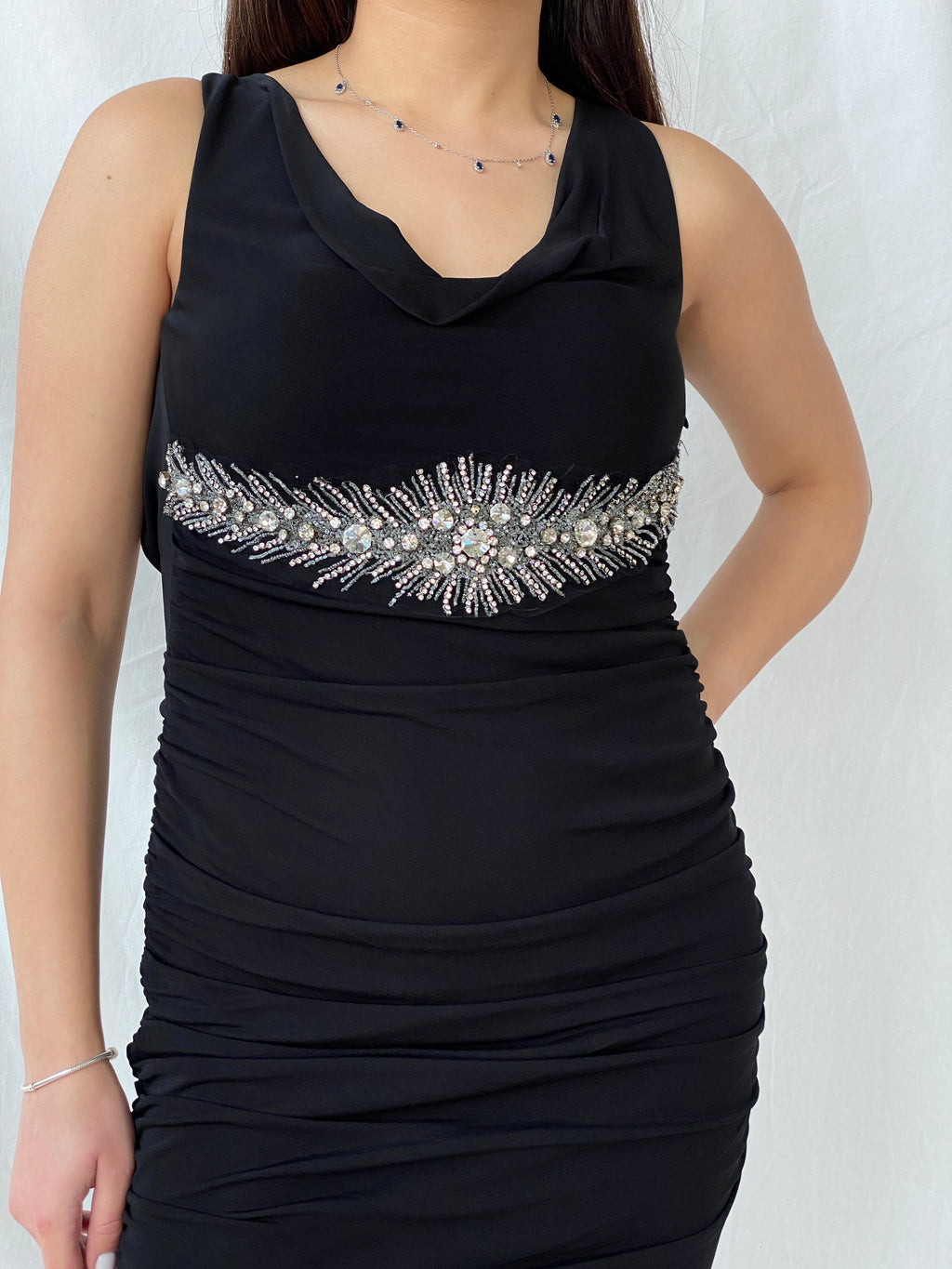 فستان نيكول باكتي Y2K بدون أكمام أسود ضيق مفتوح الظهر متوسط ​​الطول فضي مزين - مقاس صغير