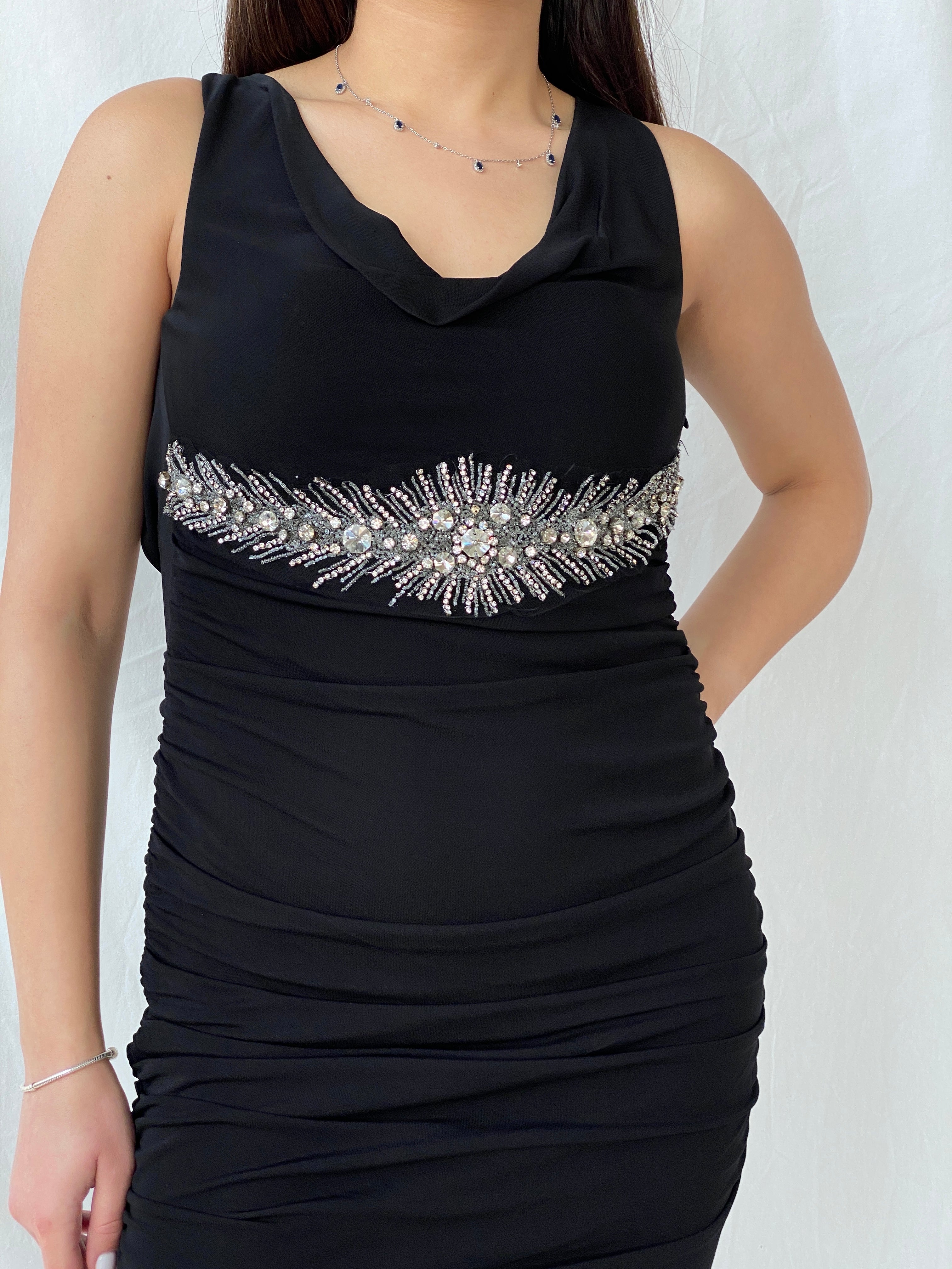 فستان نيكول باكتي Y2K بدون أكمام أسود ضيق مفتوح الظهر متوسط ​​الطول فضي مزين - مقاس صغير