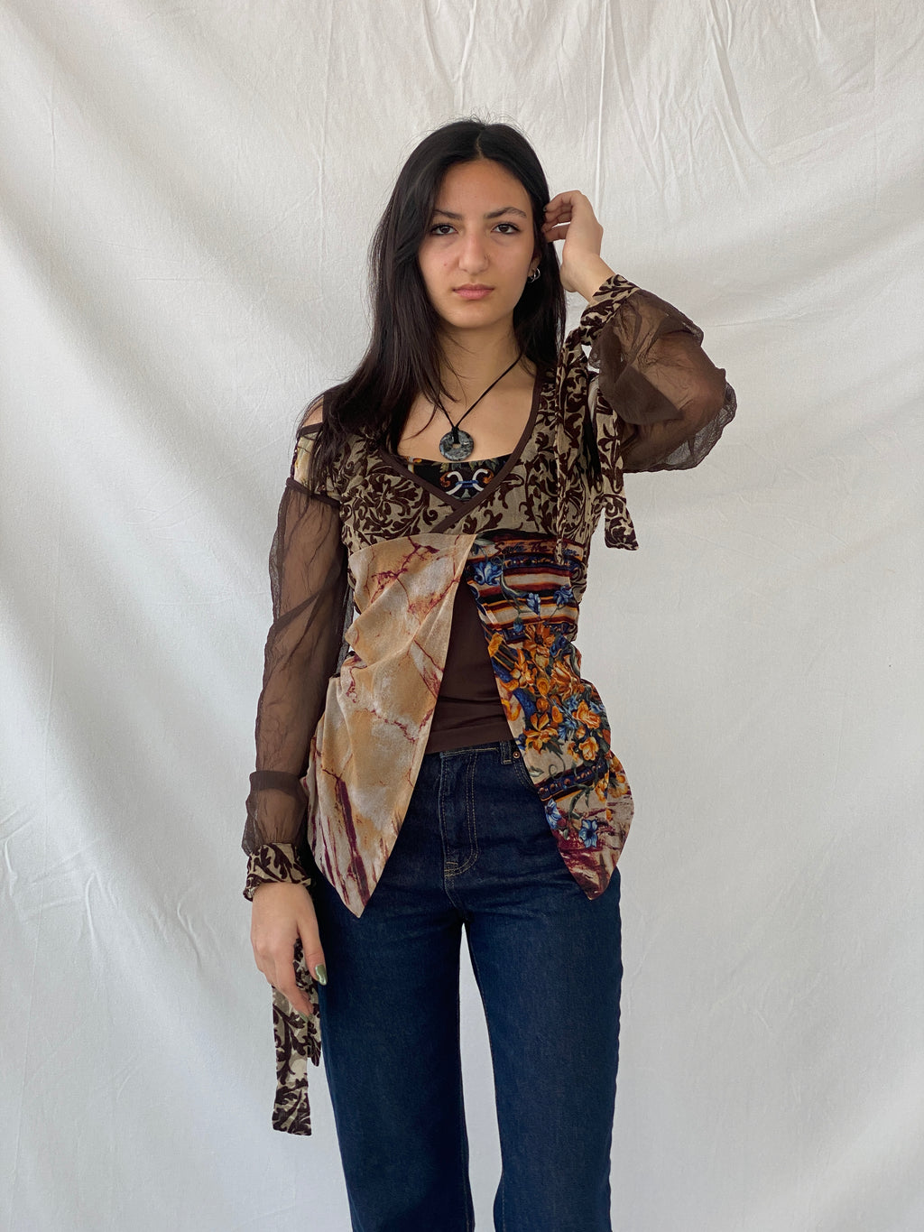 بلوزة "أنقذوا الملكة" بنية اللون بأكمام طويلة شفافة غير متماثلة - مقاس متوسط