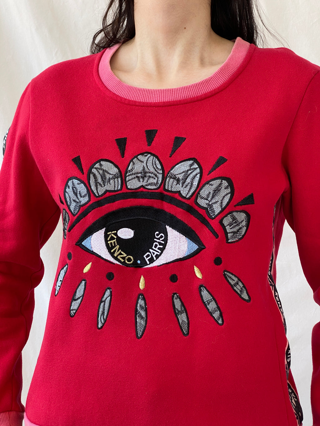 سترة كينزو باريس الحمراء من الصوف بطبعة عين، بياقة دائرية، قطن، مقاس صغير