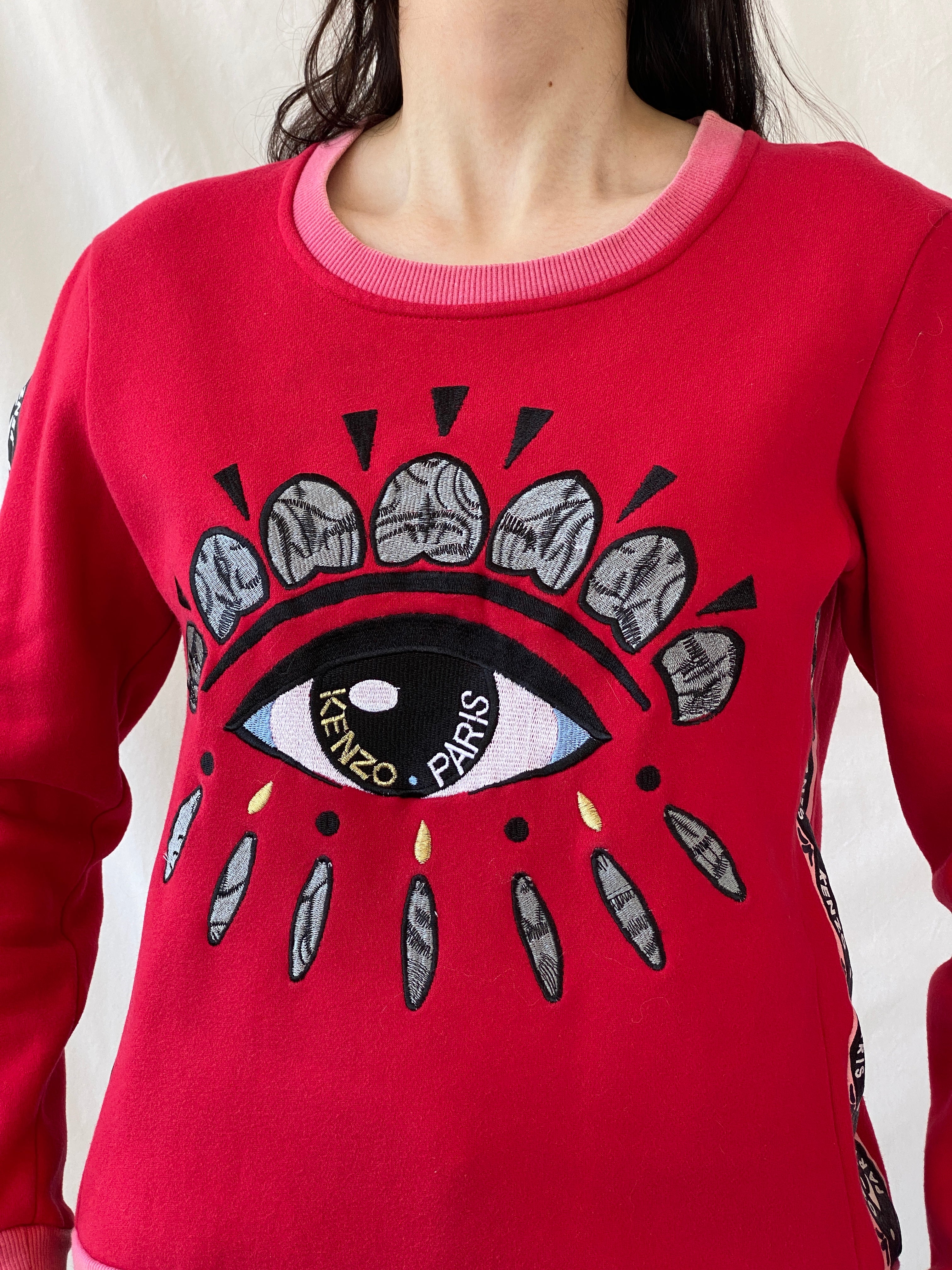 سترة كينزو باريس الحمراء من الصوف بطبعة عين، بياقة دائرية، قطن، مقاس صغير