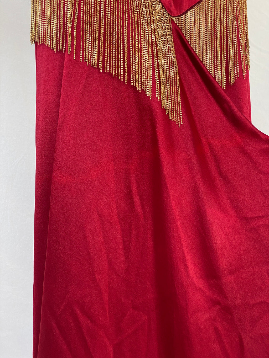 فستان رانجانا خان الرائع من الحرير العنابي الذهبي بدون أكمام وفتحة رقبة على شكل حرف V - مقاس صغير