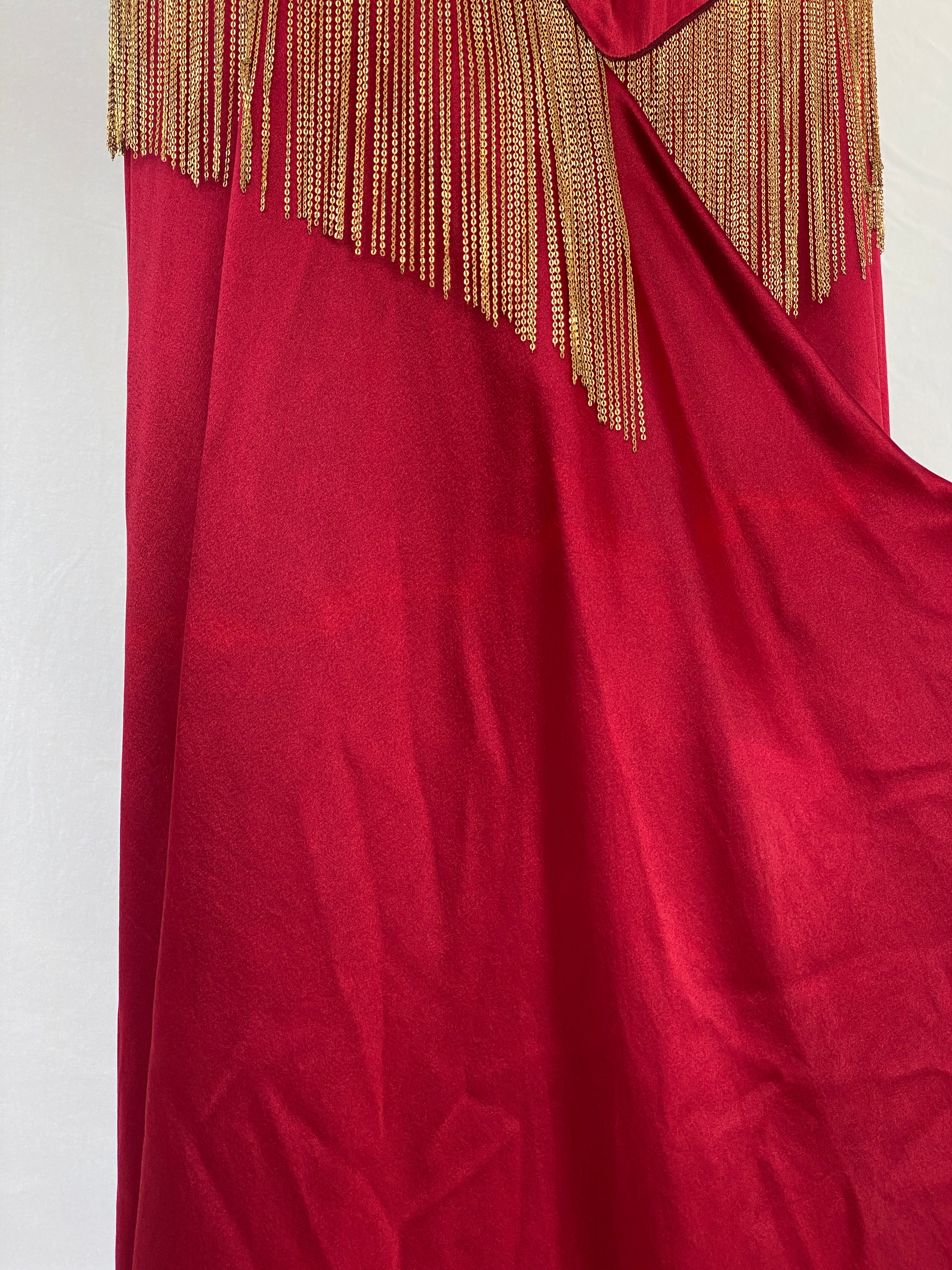 فستان رانجانا خان الرائع من الحرير العنابي الذهبي بدون أكمام وفتحة رقبة على شكل حرف V - مقاس صغير