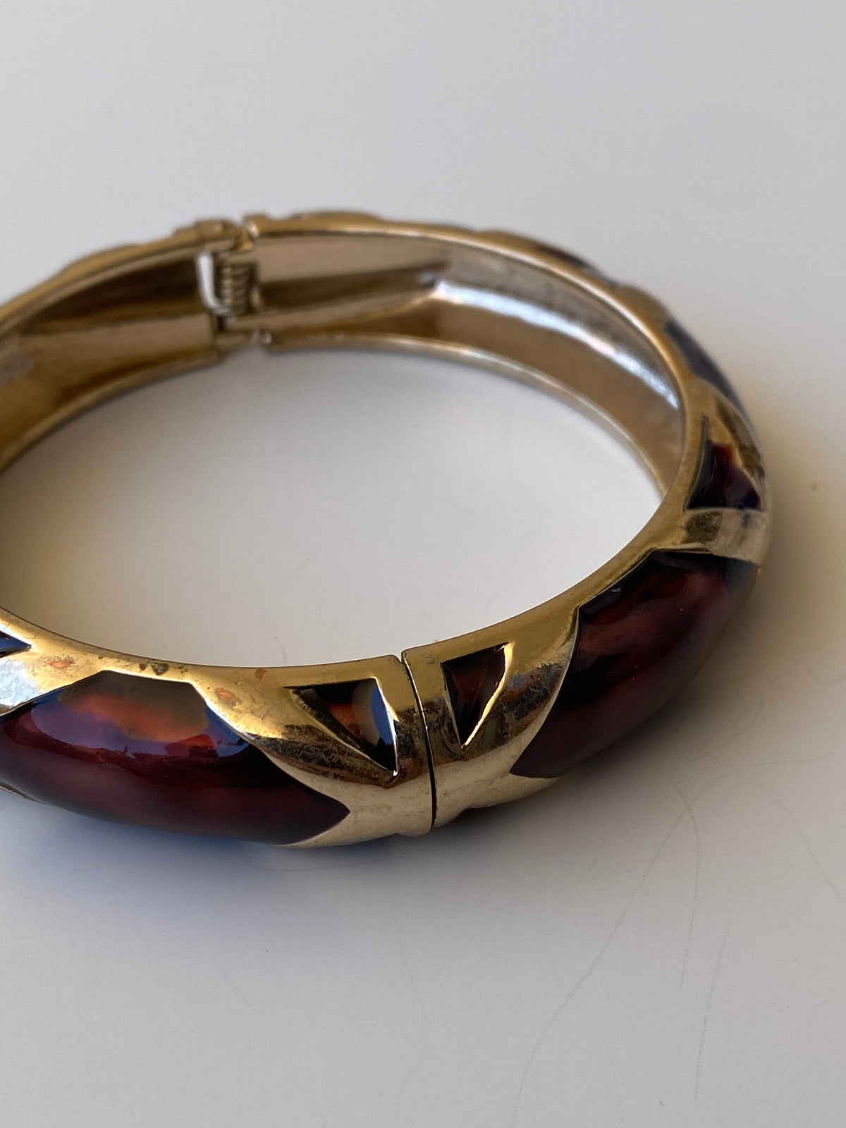 Vintage Tortoiseshell Lucite & Gold Tone Hinged Bangle Bracelet 90s Resin Statement Cuff Vintage Tortoiseshell Lucite & Gold Tone Hinged Bangle Bracelet 90s Resin Statement Cuff