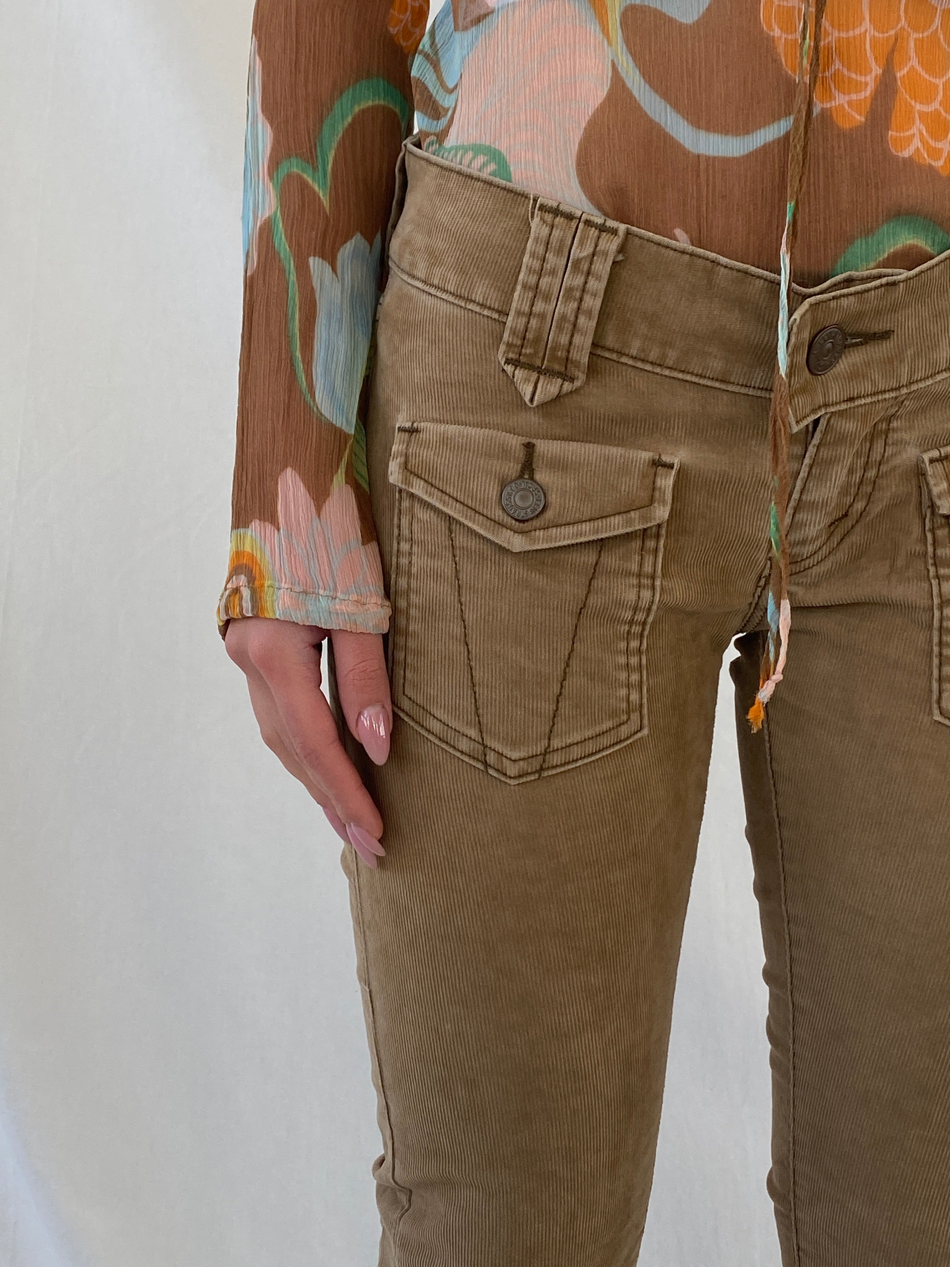 Vintage Levi’s 504 Slouch Flare Low Rise Bootcut Tan Corduroy Pants - 34EUR