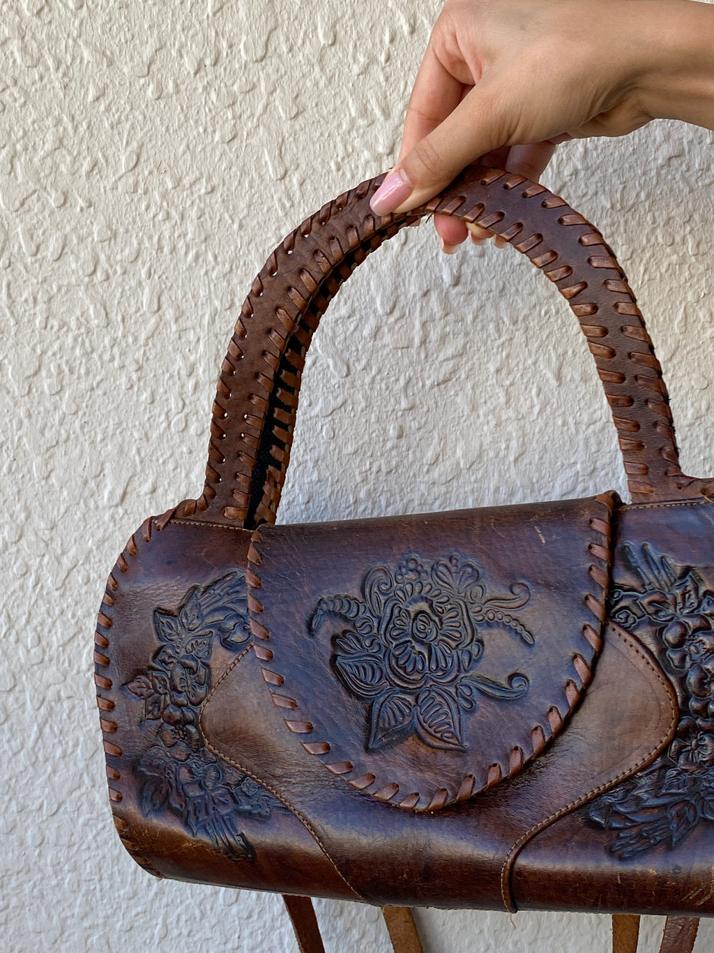حقيبة كتف من الجلد الأفريقي العتيق، مصنوعة يدويًا، باللون البني، مزينة بنقوش زهرية
