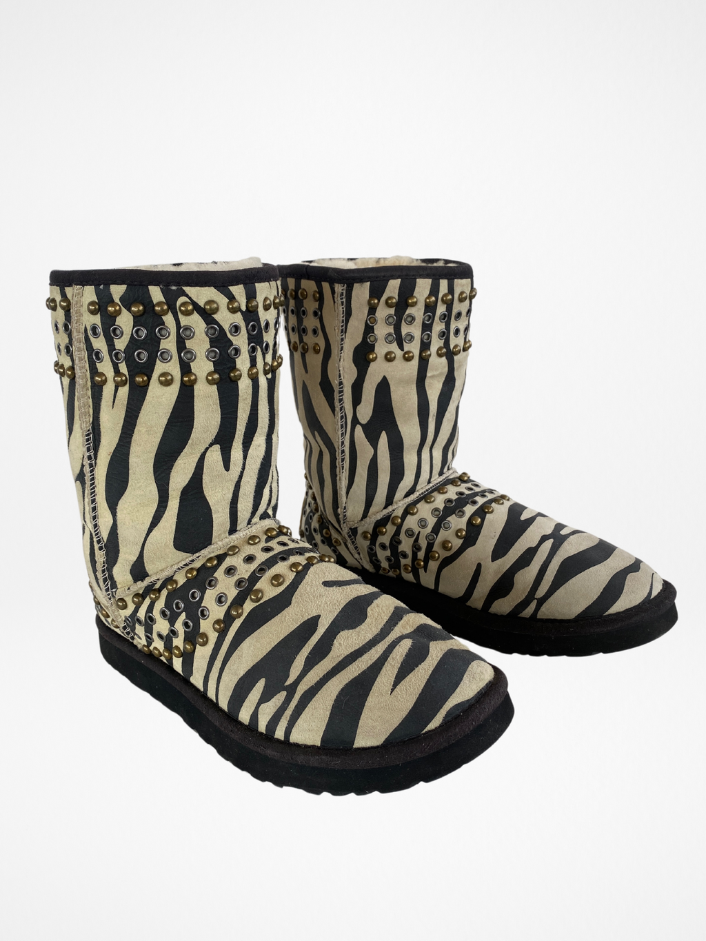 حذاء UGG X Jimmy Choo Zebra Studded Shearling Padded Snow Uggs - مقاس 38