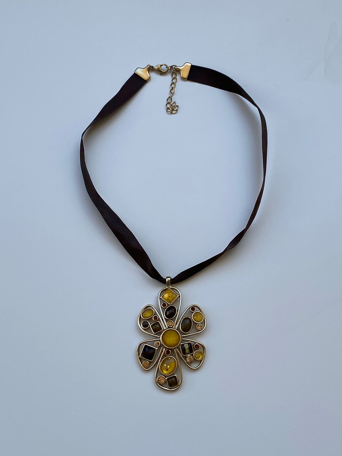 Vintage Y2K Brown Ribbon Choker with Amber Rhinestone Floral Pendant – Statement Necklace Vintage Y2K Brown Ribbon Choker with Amber Rhinestone Floral Pendant – Statement Necklace