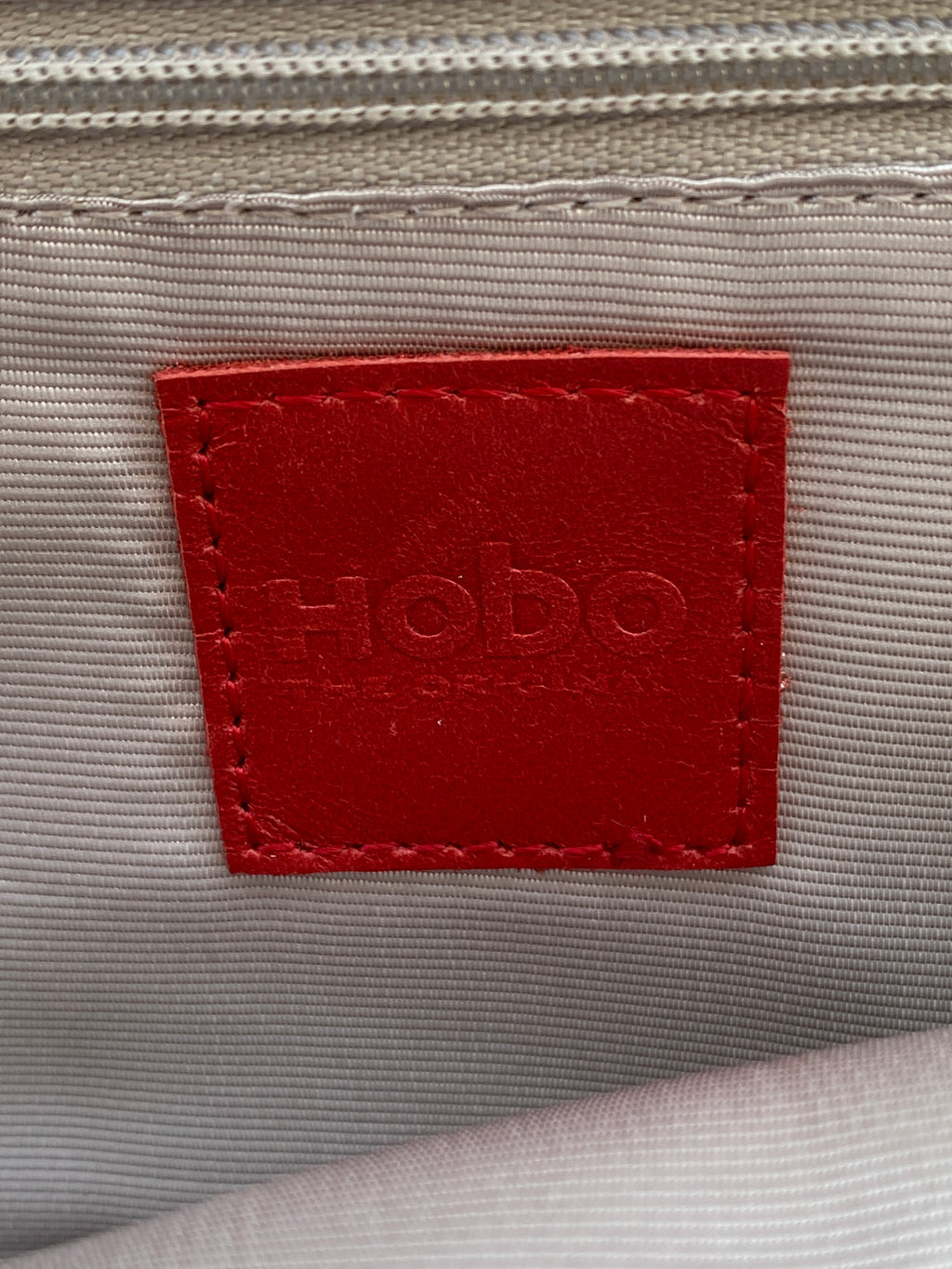 محفظة هوبو كلاتش من الجلد الطبيعي باللون الأزرق والبني