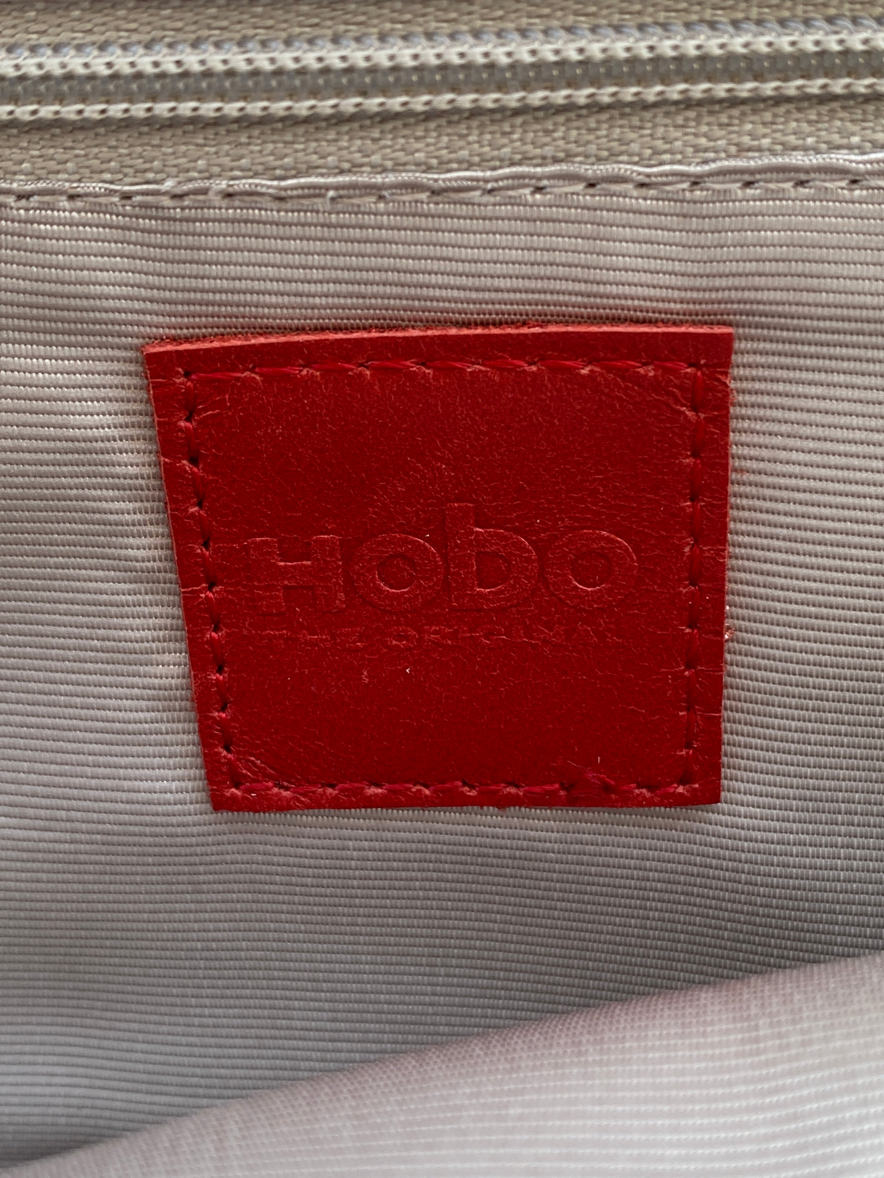 محفظة هوبو كلاتش من الجلد الطبيعي باللون الأزرق والبني