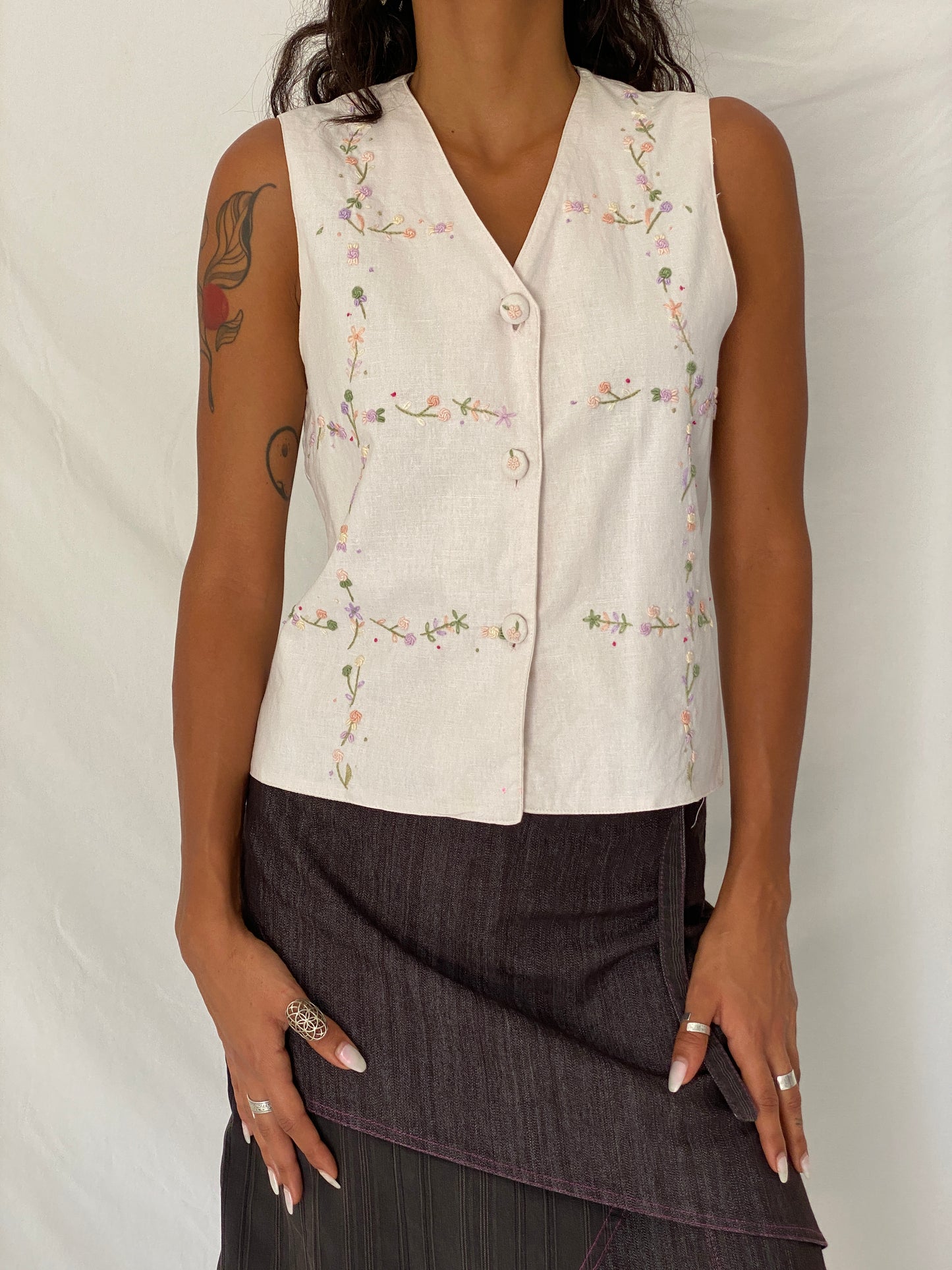 Vintage 90s Eagle’s Eye Ivory Linen Cotton Floral Embroidered Vest – S
