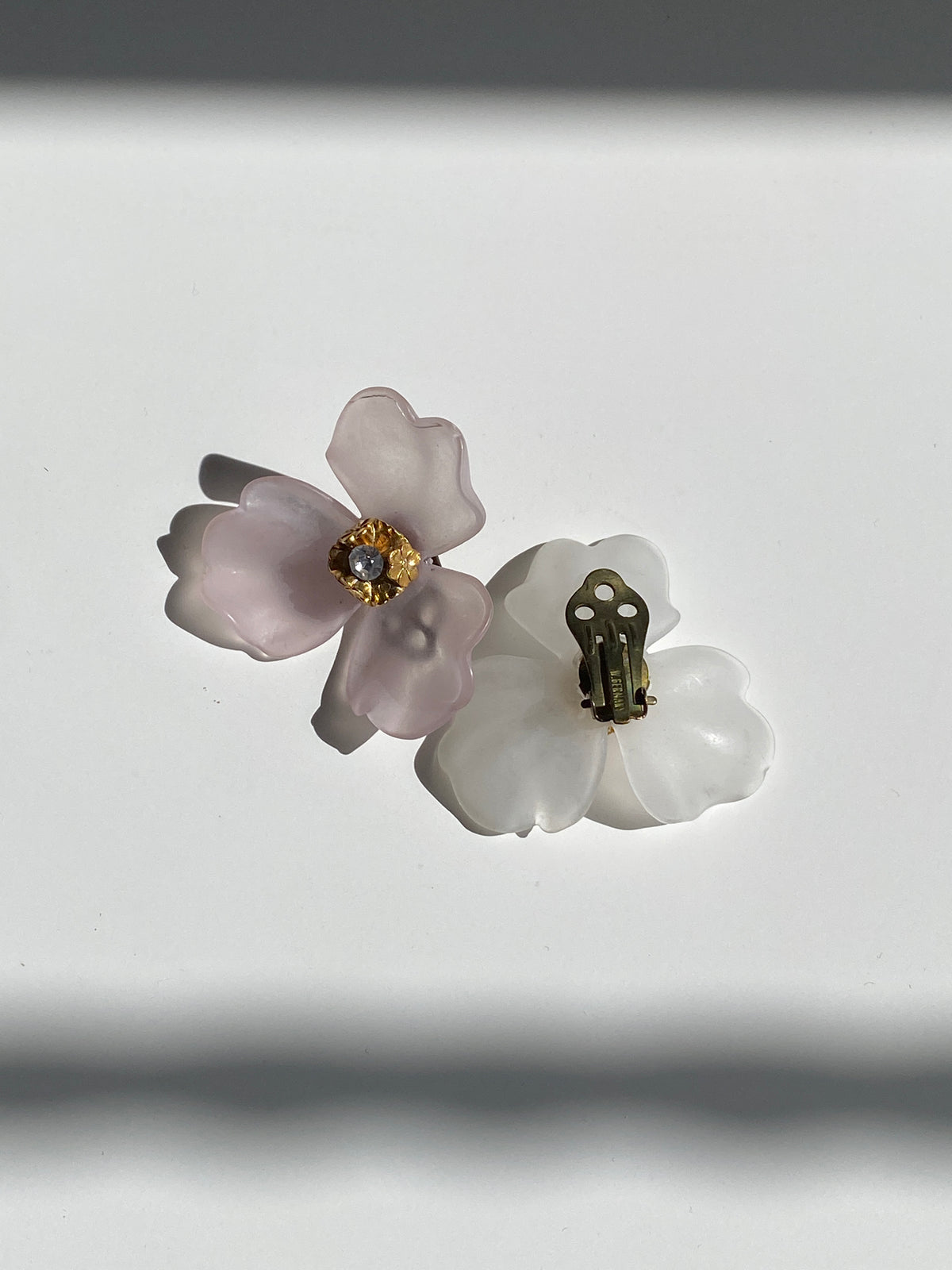 Vintage 90s Two-Tone Frosted Flower Clip-On Earrings – Pink & White Lucite Floral Statement Vintage 90s Two-Tone Frosted Flower Clip-On Earrings – Pink & White Lucite Floral Statement