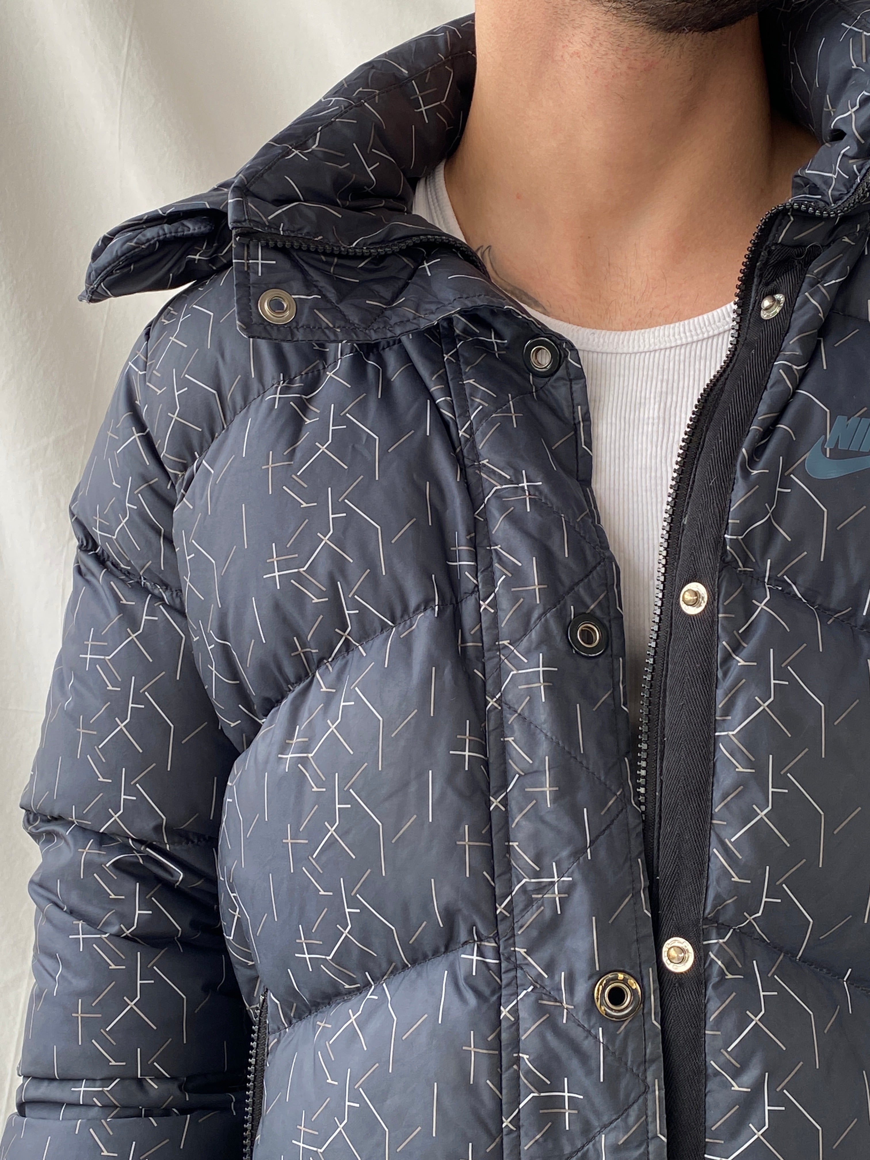 جاكيت نايكي رجالي بغطاء رأس وخطوط فضية داكنة - مقاس كبير