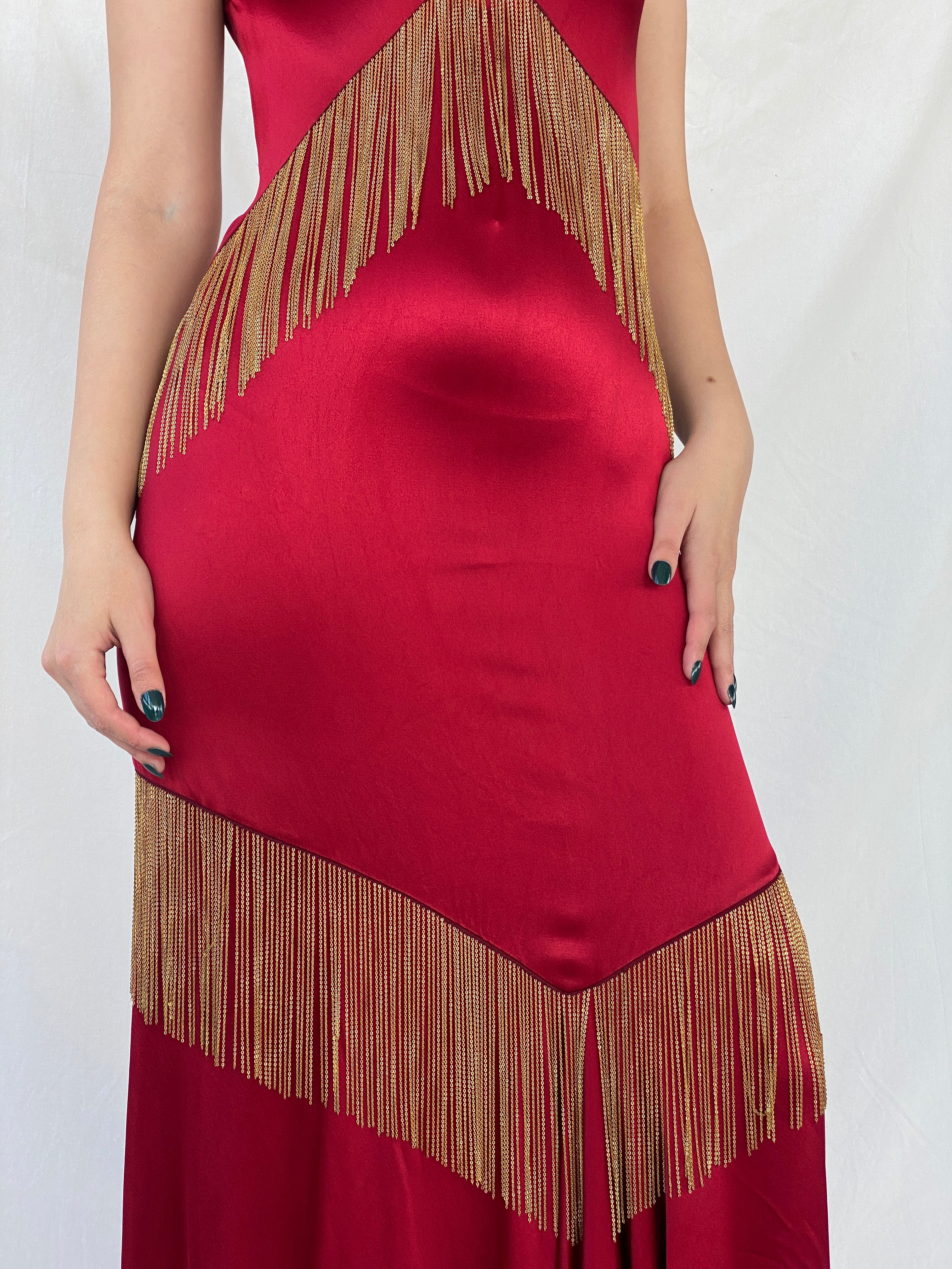 فستان رانجانا خان الرائع من الحرير العنابي الذهبي بدون أكمام وفتحة رقبة على شكل حرف V - مقاس صغير