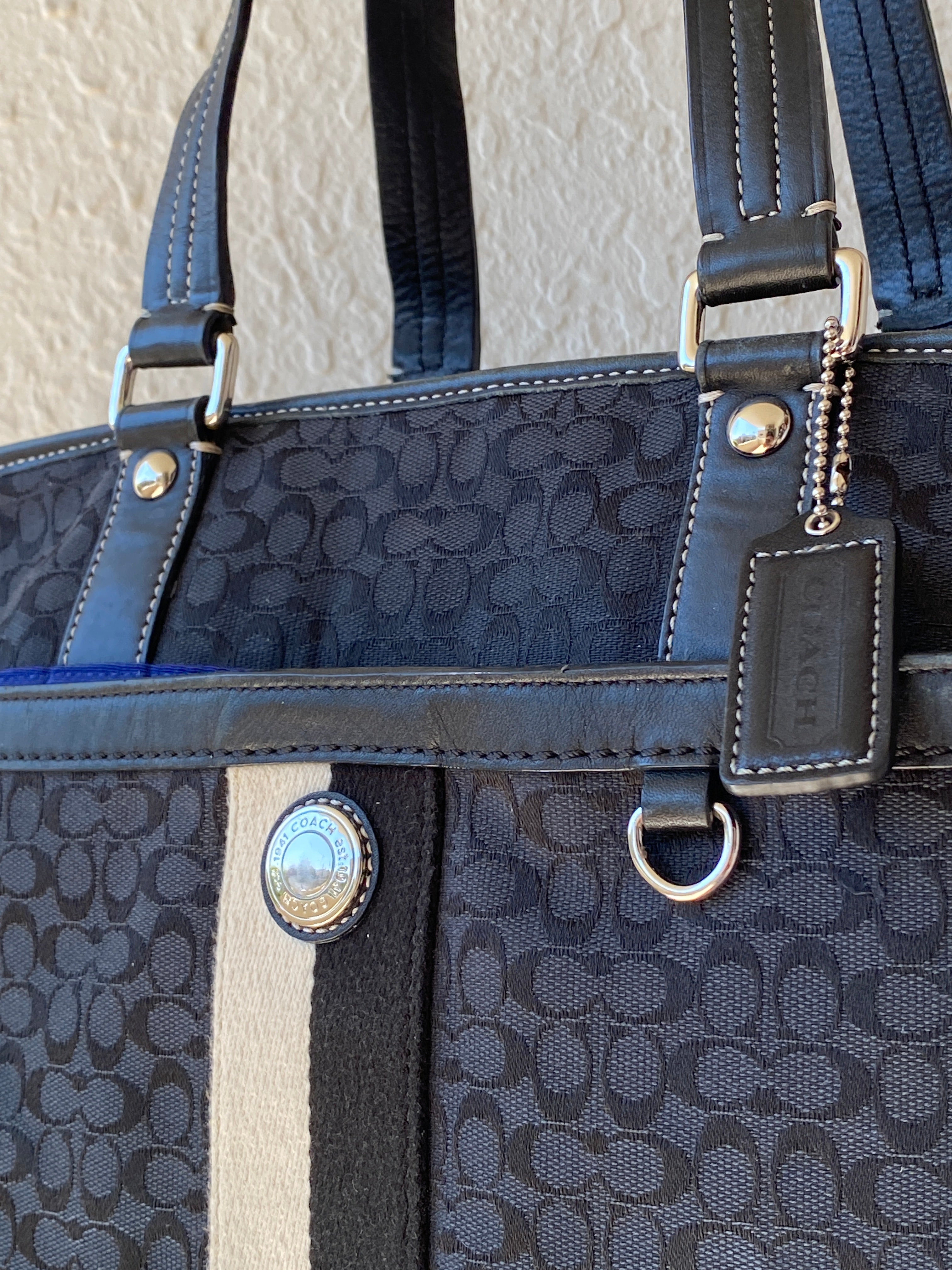 حقيبة كتف نسائية سوداء اللون من Coach Monogram أصلية