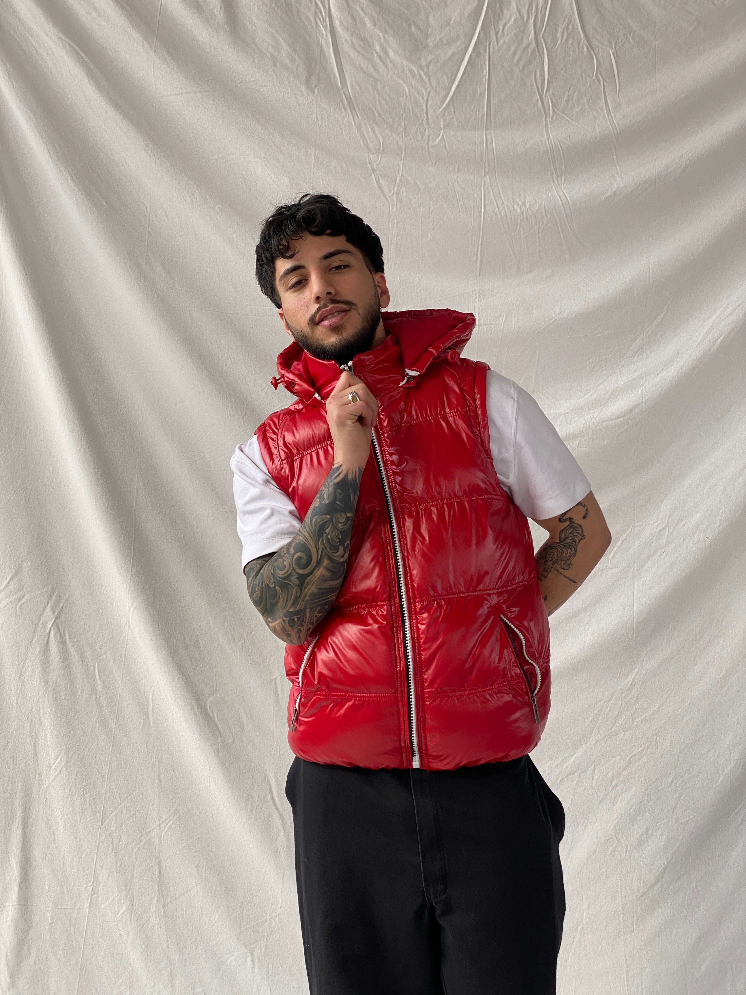 سترة يونغ آند ريتش الحمراء المبطنة بدون أكمام والمنفوخة بغطاء للرأس - مقاس متوسط