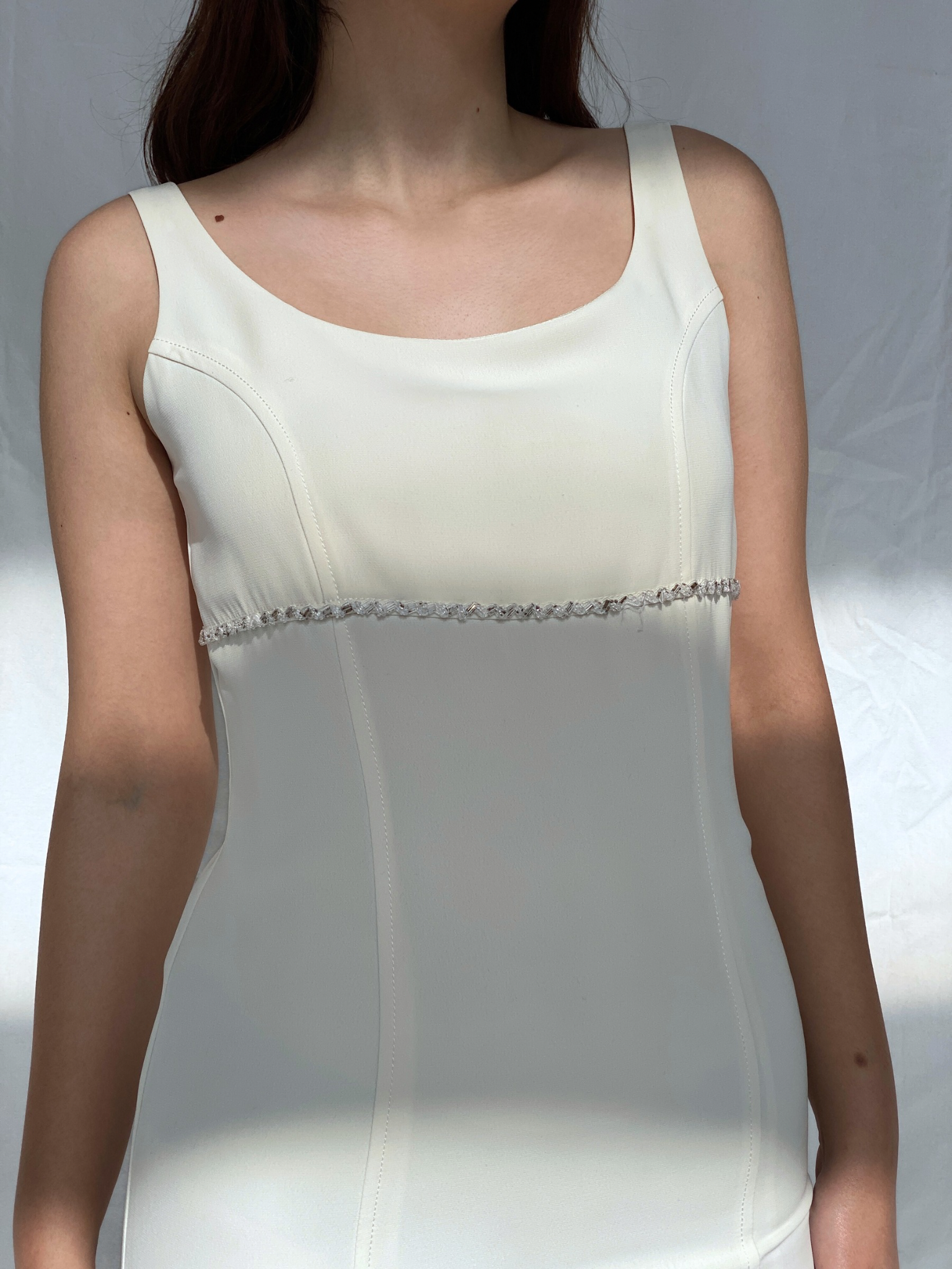 فستان واليس الأبيض الكلاسيكي من التسعينيات بدون أكمام ومزين بالخرز - مقاس متوسط